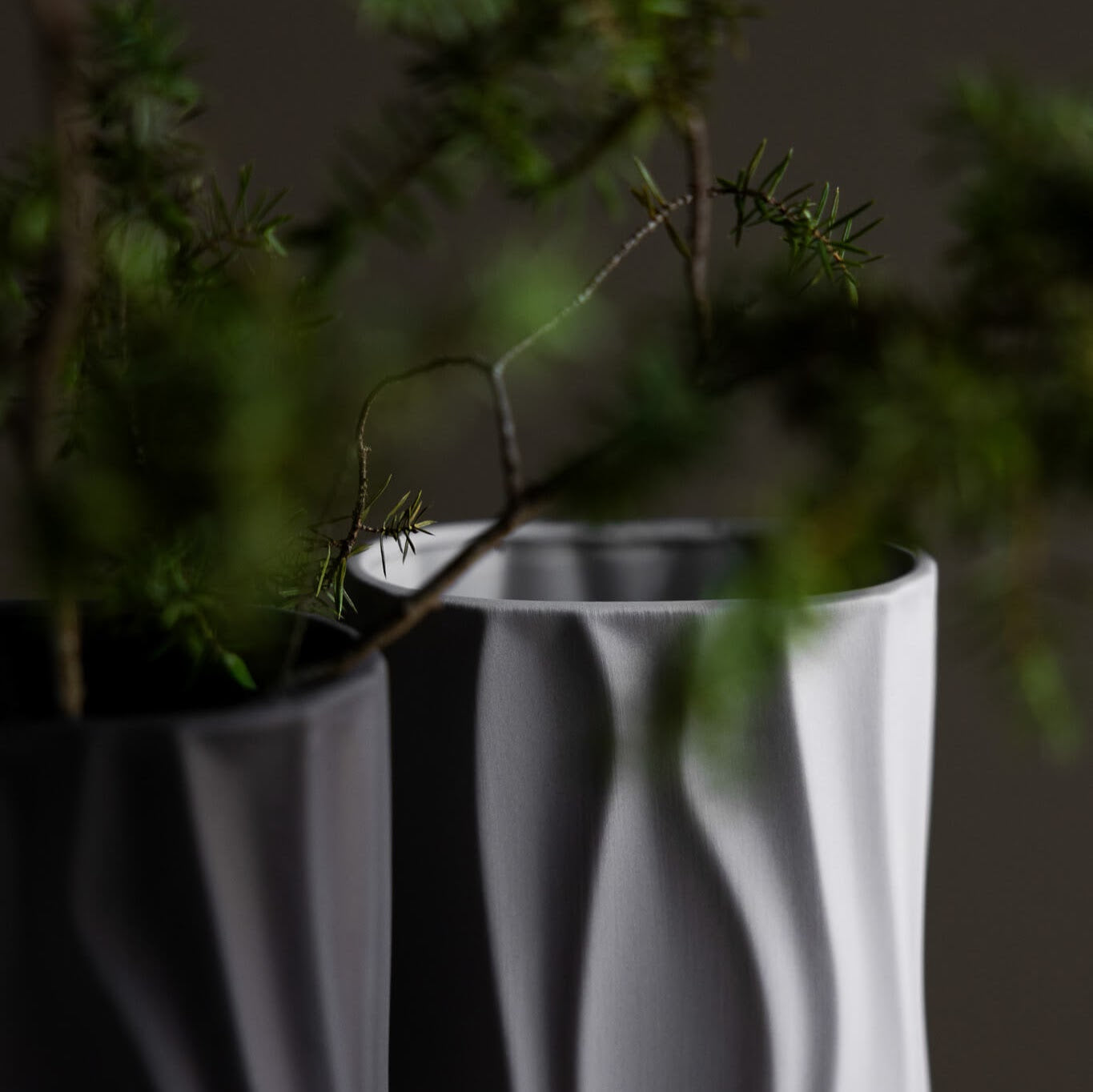 extravagante, ovale Vase mit Wellenlinien, schwarz, grau