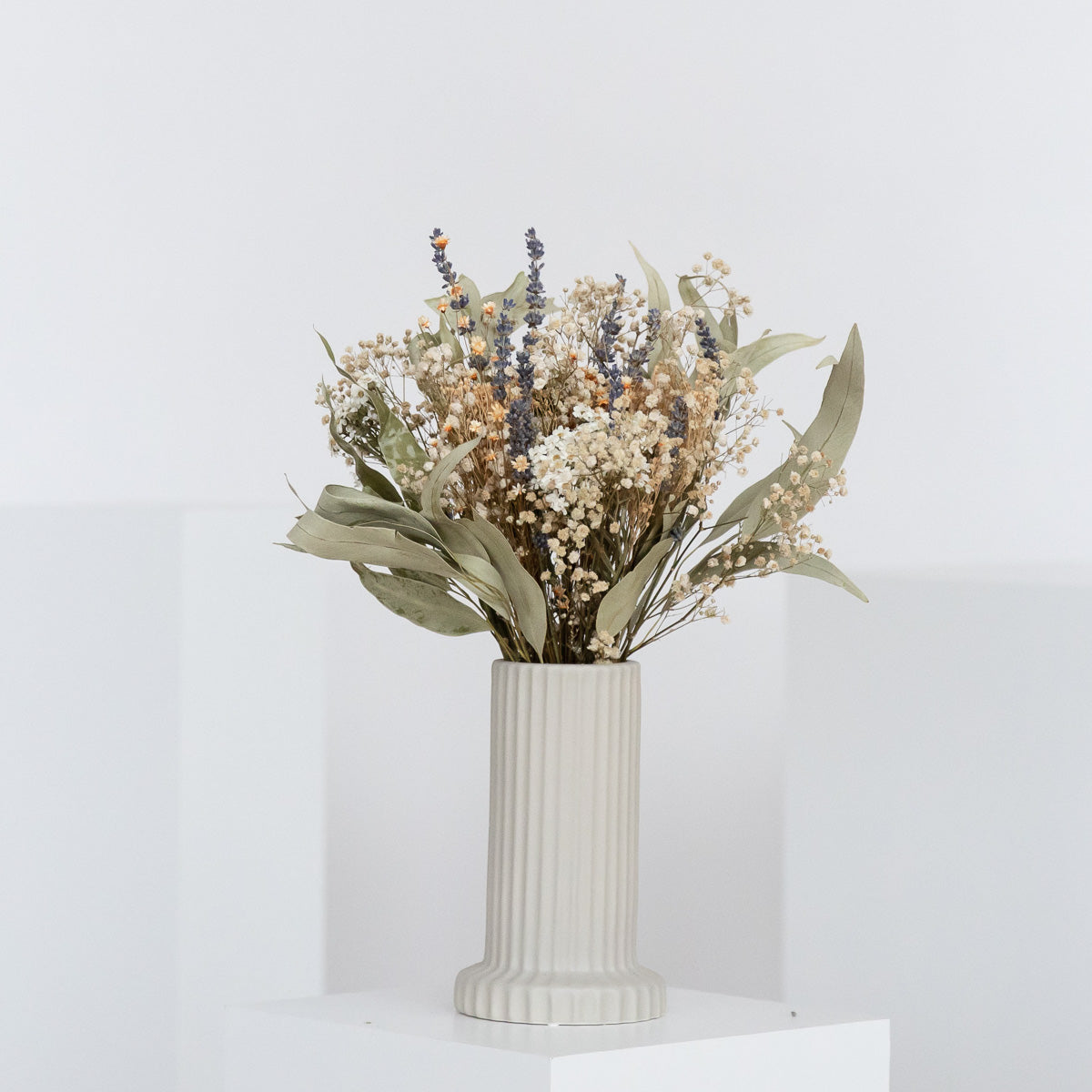 Frühlingsmelodie: Harmonie von Lavendel, Glixia und Eukalyptus in Trockenblumenstrauß - Lykke&You GmbH