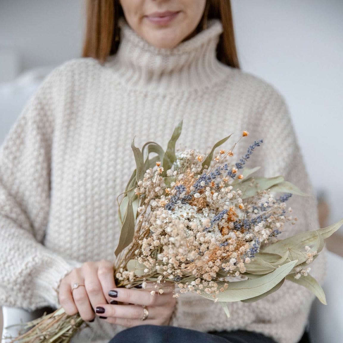 Frühlingsmelodie: Harmonie von Lavendel, Glixia und Eukalyptus in Trockenblumenstrauß - Lykke&You GmbH