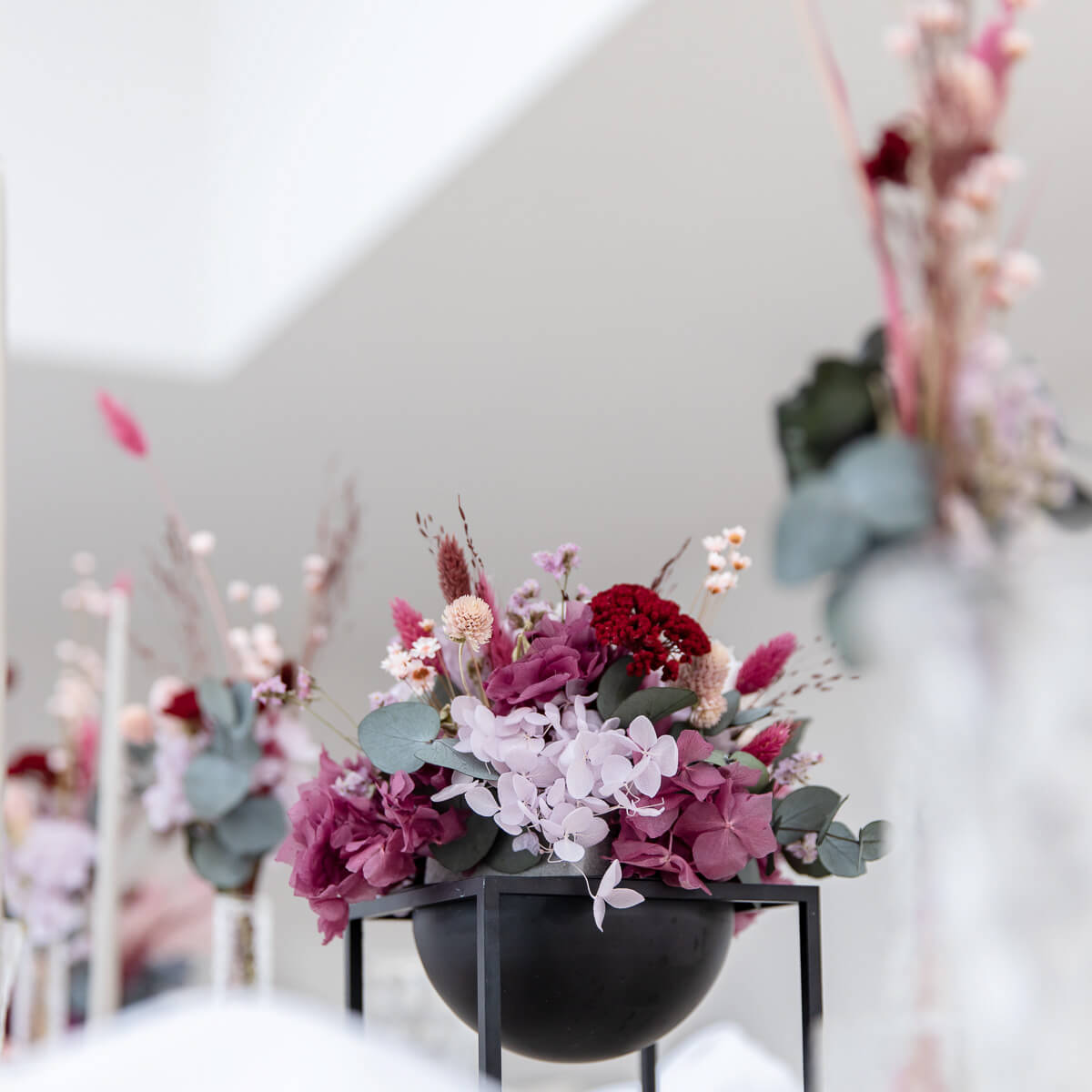 Trockenblumengesteck Berry: Elegante Blumen in beerigen Tönen - Lykke&You GmbH