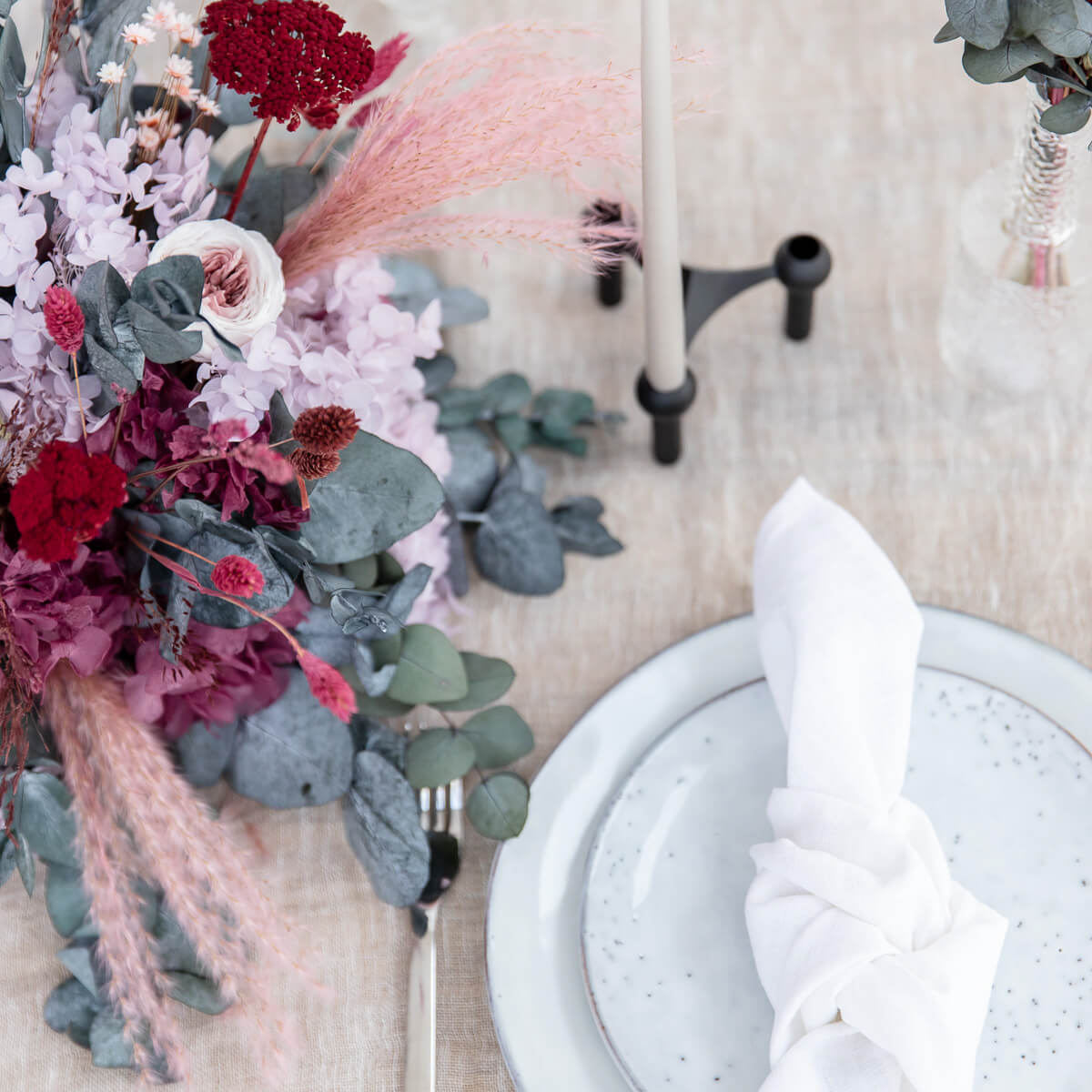 Trockenblumengesteck Berry: Elegante Blumen in beerigen Tönen - Lykke&You GmbH