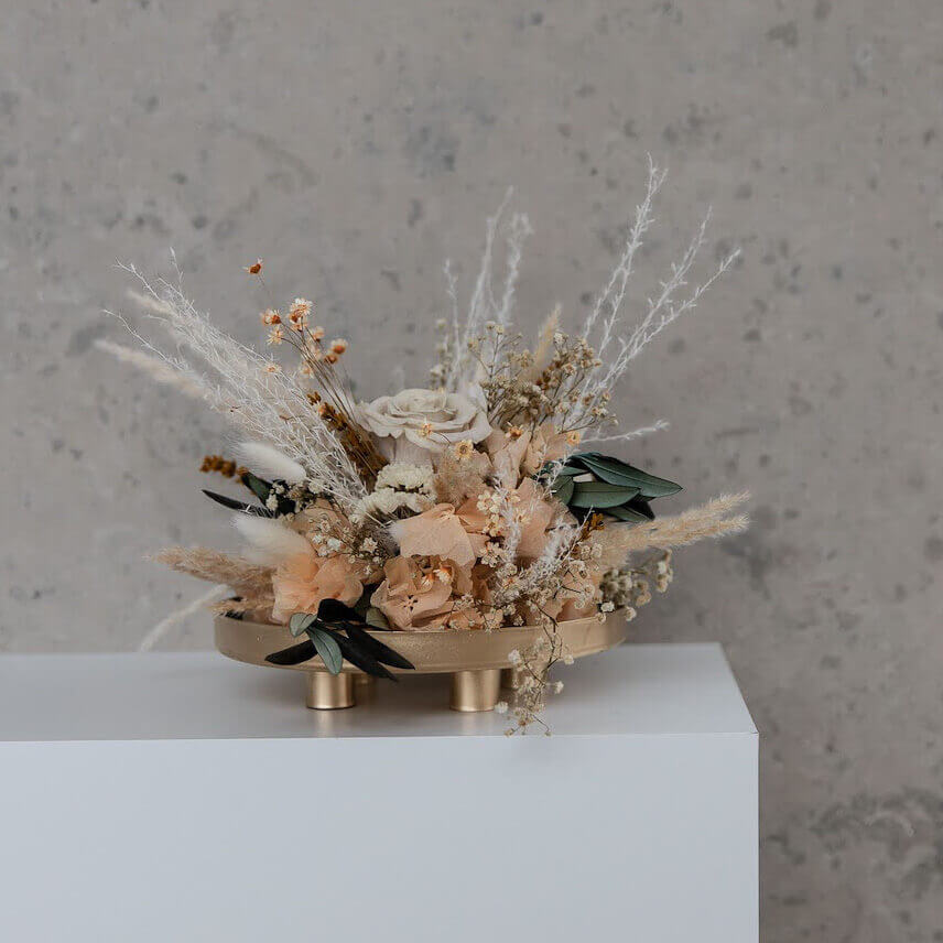 Luftige Leichtigkeit: Hochwertiges Trockenblumengesteck mit Rosen und Lavendel - Lykke&You GmbH
