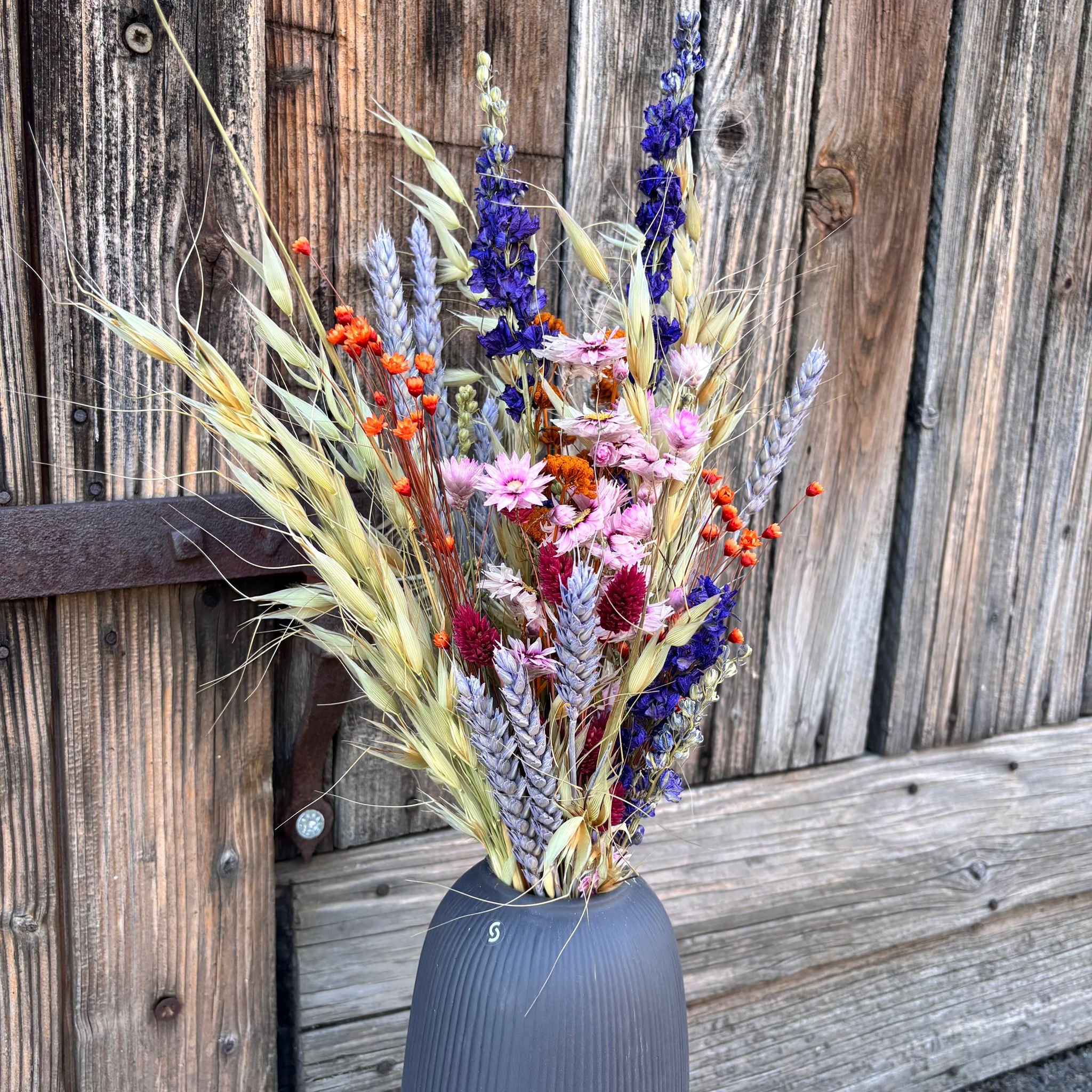 Trockenblumen-Sommerwiesen­strauß mit bunten Wiesenblumen in Nahaufnahme