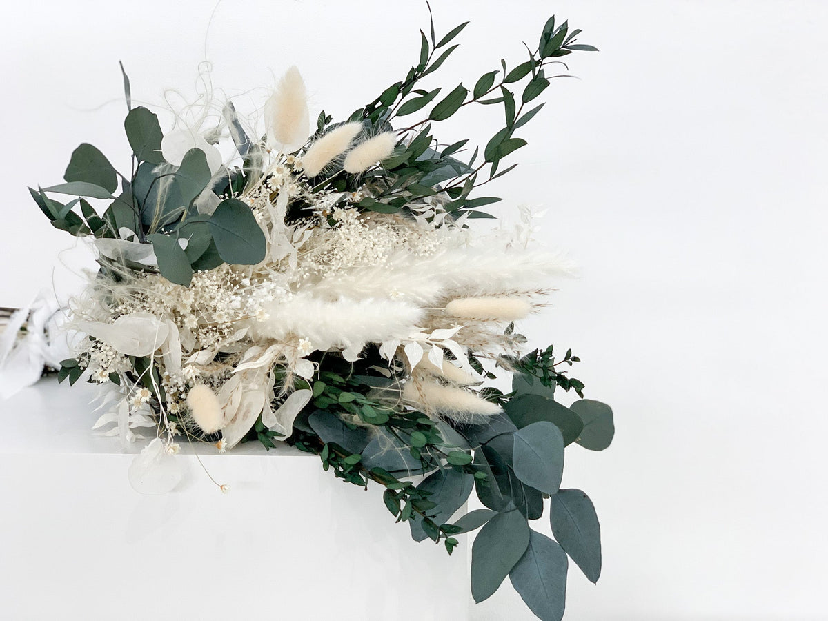 Trockenblumen-Arrangement mit verschiedenen Blüten und Zweigen als Hochzeitsdeko