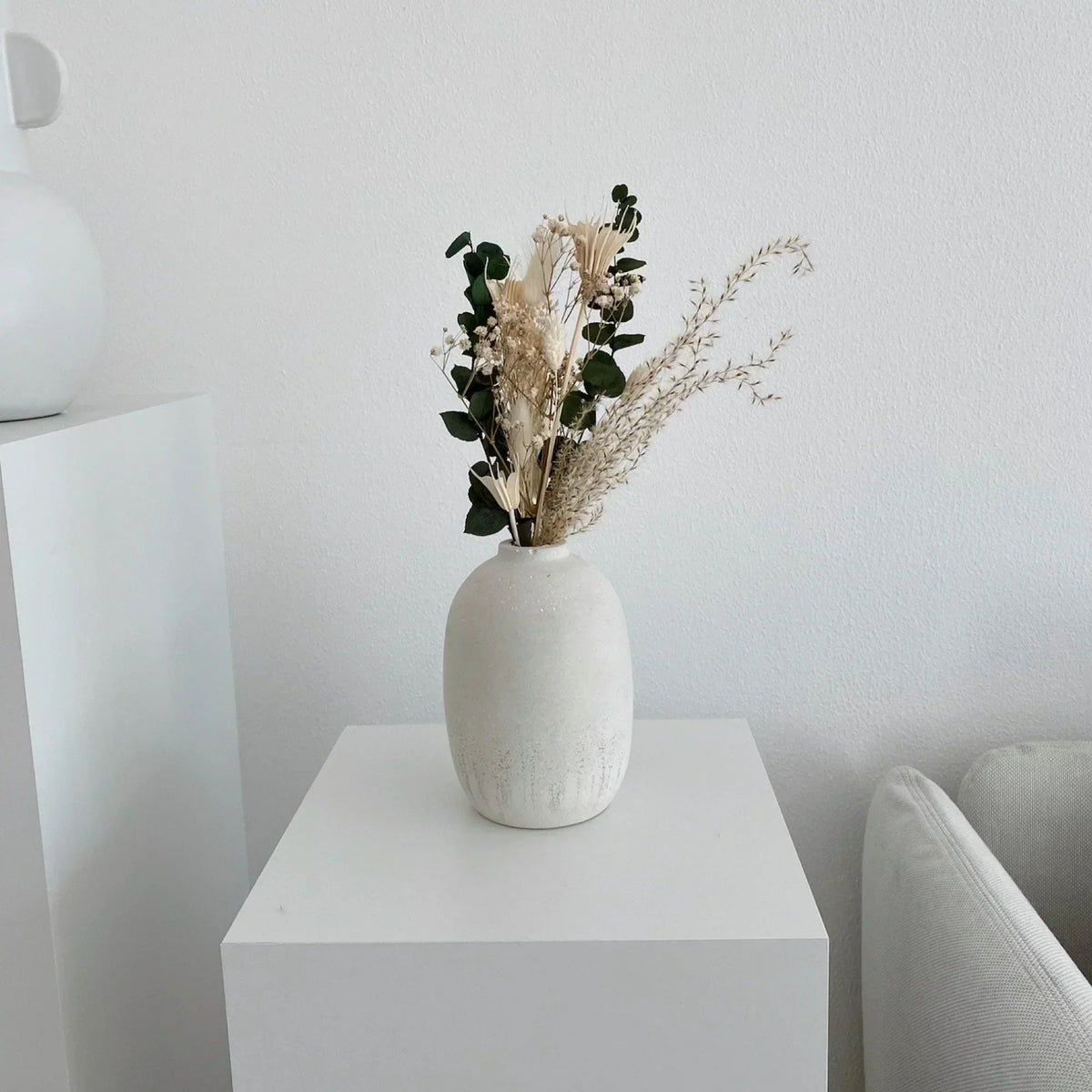 Trockenblumen auf einem Schreibtisch als Bürodekoration