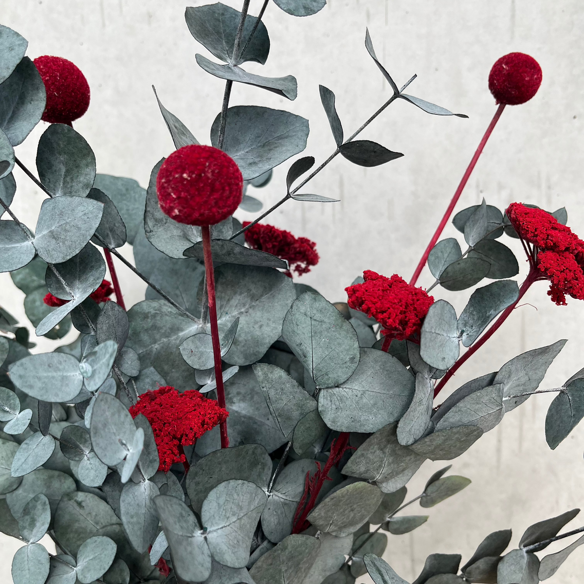 Trockenblumen-Geschenkideen festlich arrangiert als Weihnachtsdekoration