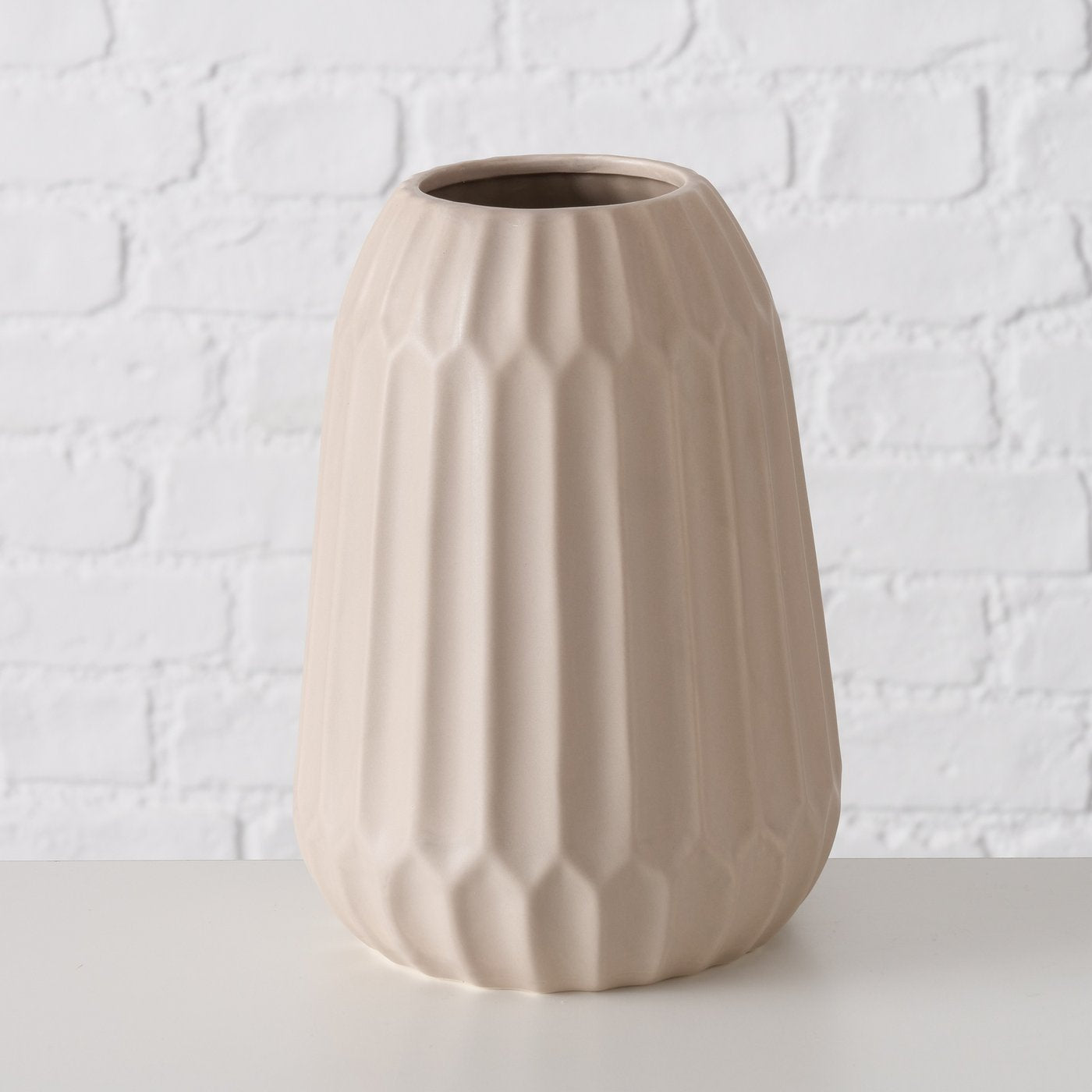 Handgearbeitete Vase aus Steingut – Zeitlose Eleganz in Beige und Weiß