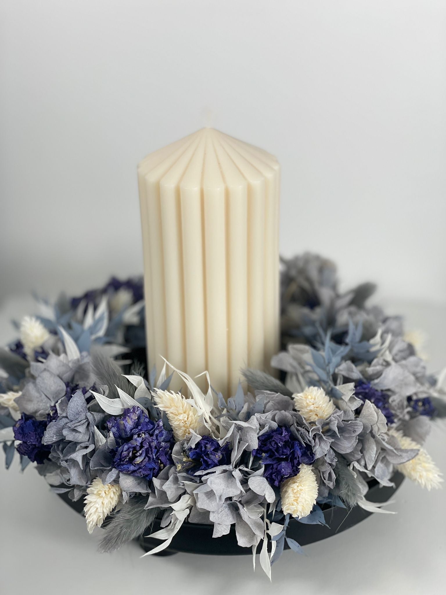 Blue Sky: Dried flower wreath in blue and white