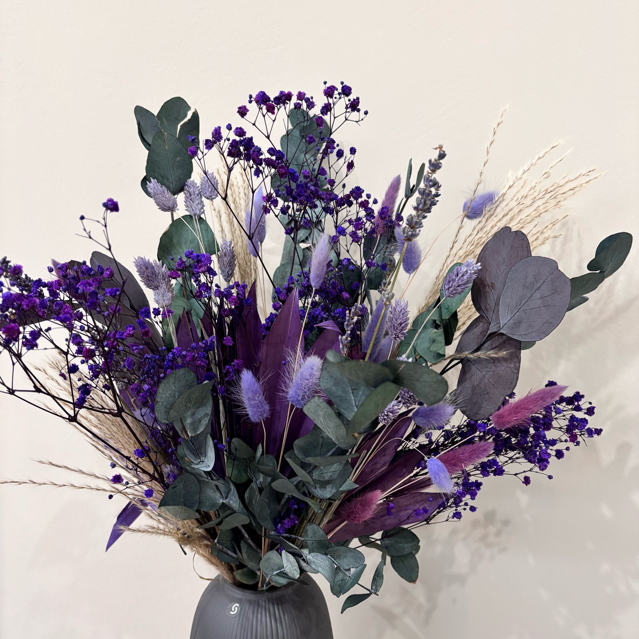 Touch of Violett: Zeitlose Eleganz in Lilatönen - Trockenblumenstrauß fürs ganze Jahr