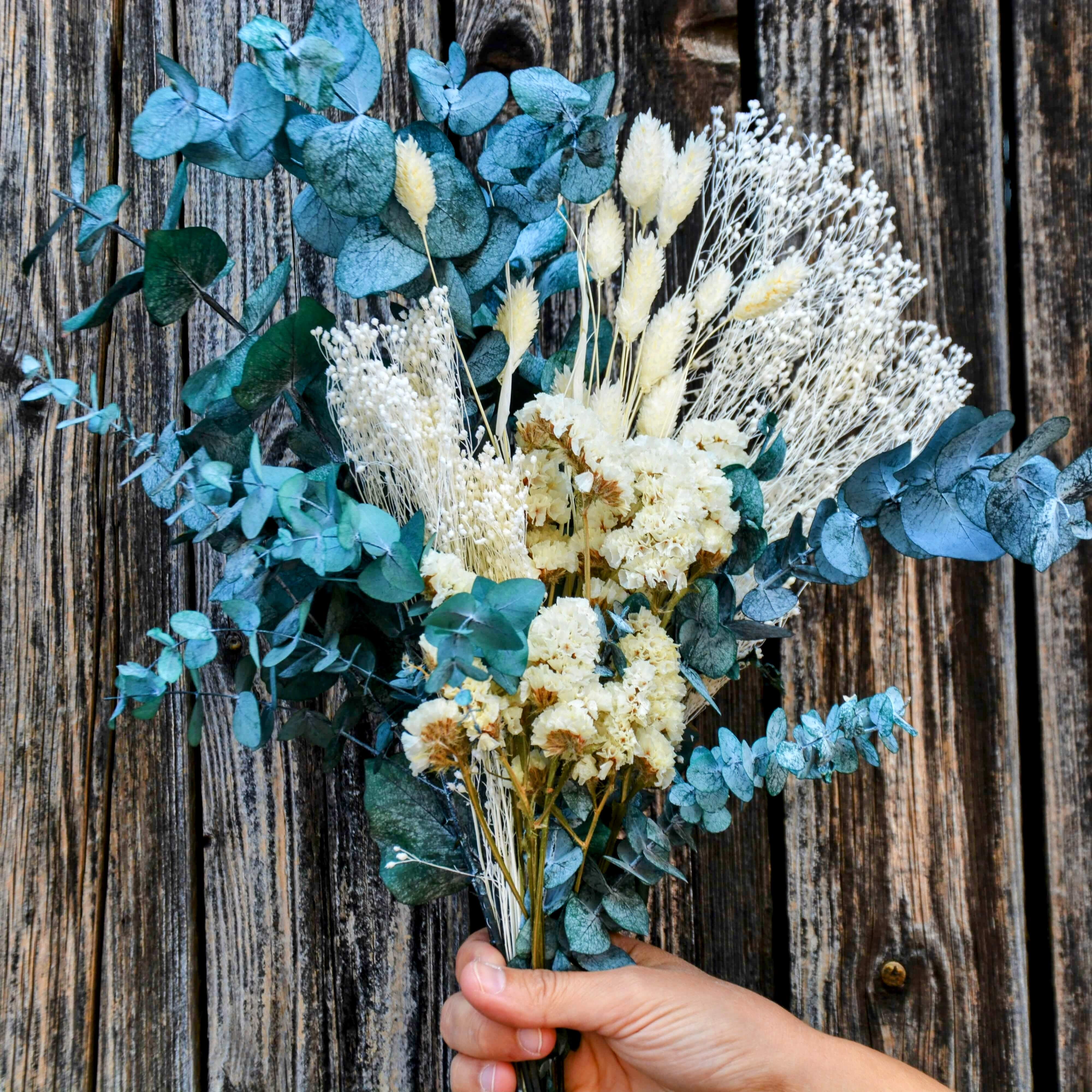 Naturpoesie: Eukalyptus trifft auf zarte Eleganz I Trockenblumenstrauß in grün und beige