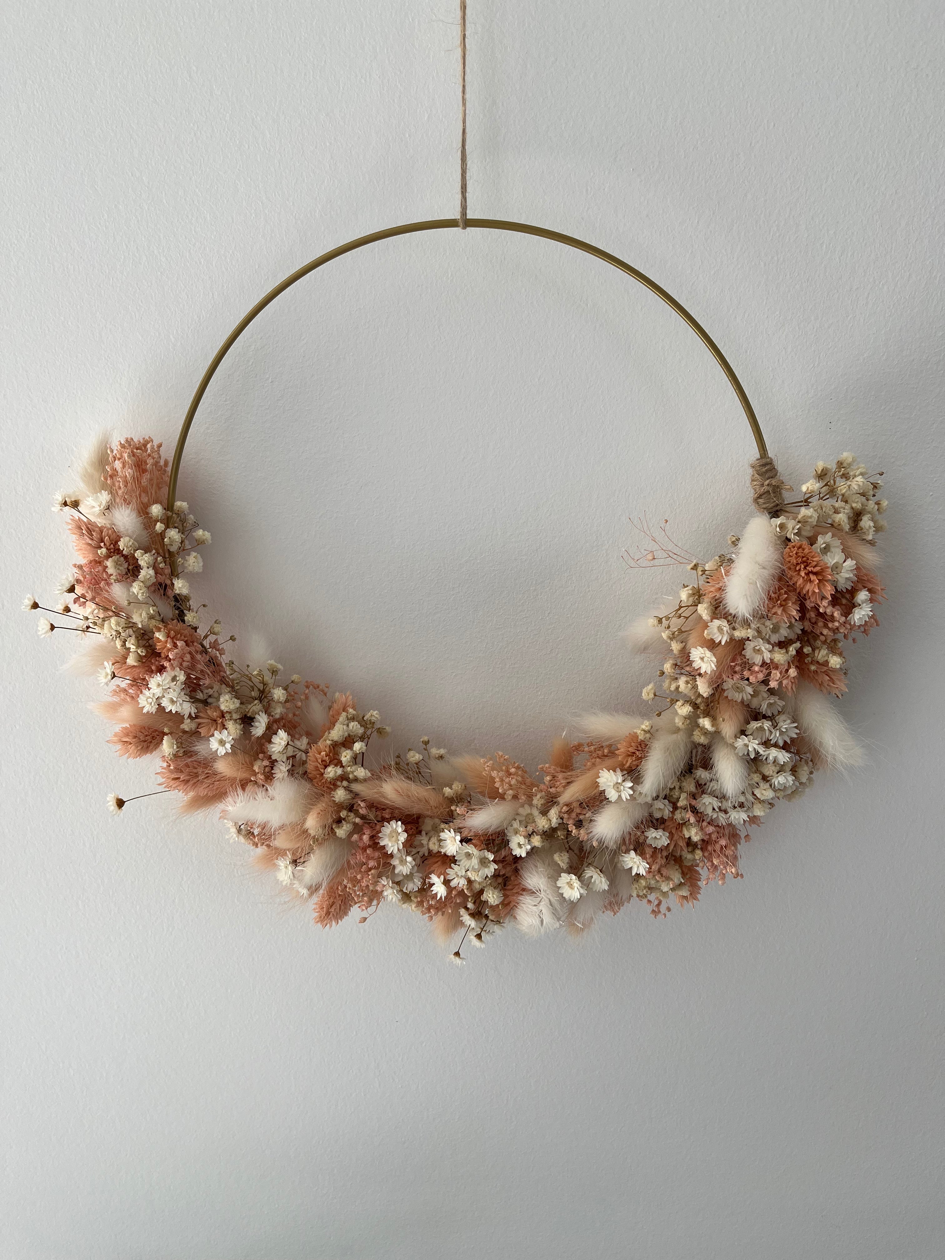DIY: Trockenblumenkranz Marie in beige rosa