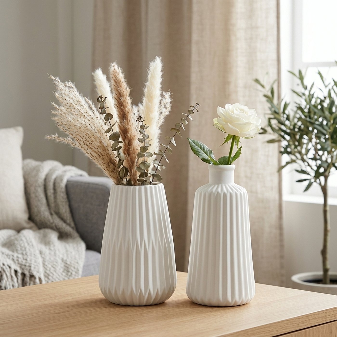 Simple porcelain vase in matt white – timeless design for every ambience