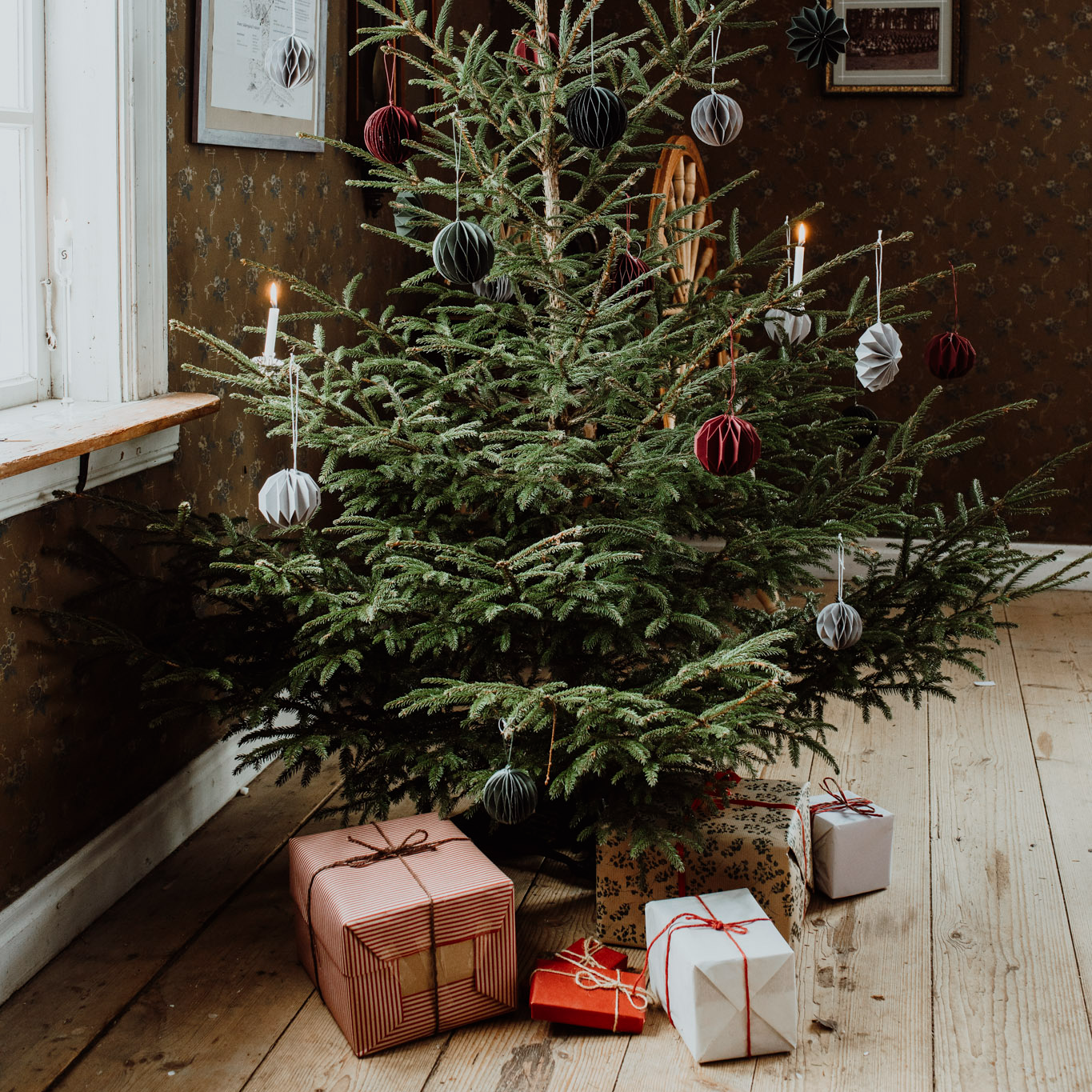 Weihnachtskugeln HYLTA in grau, weiß und bordeaux