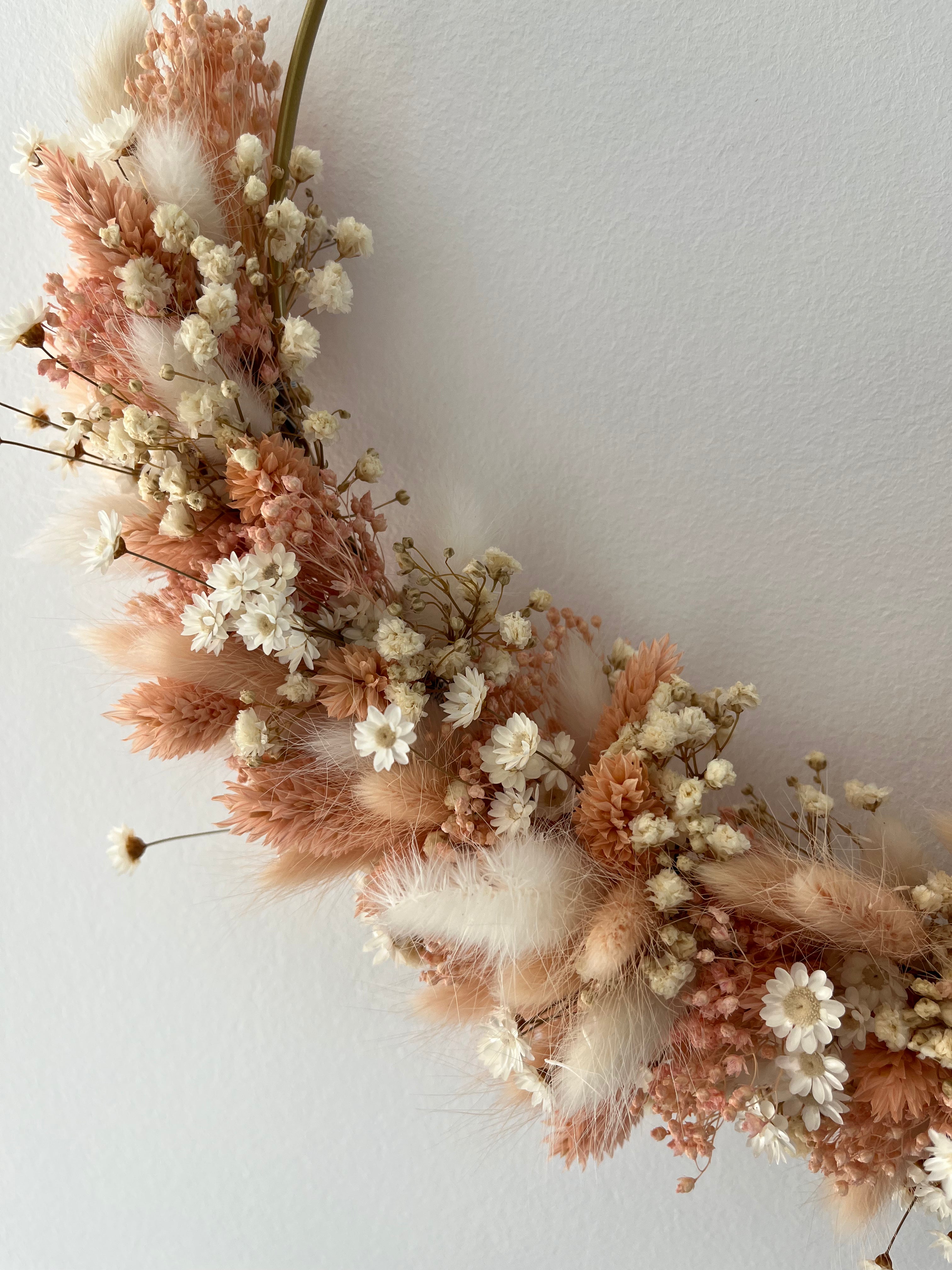 DIY: Trockenblumenkranz Marie in beige rosa