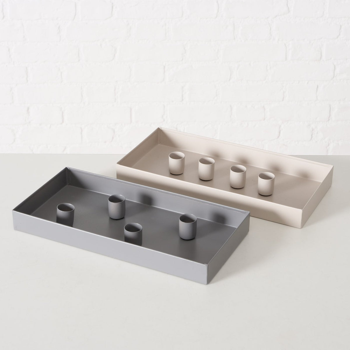 Rechteckiges Metalltablett mit magnetischen Kerzenhaltern