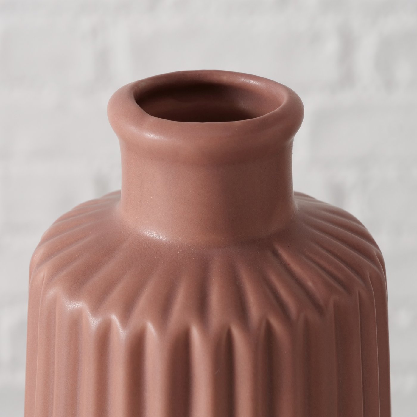 Simple porcelain vase in matt white – timeless design for every ambience