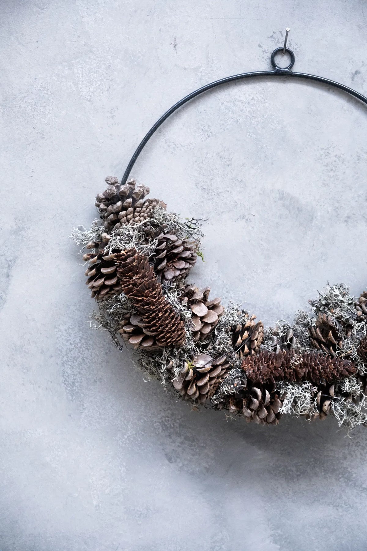 Nordic Grey – Halbgebundener Mooskranz mit Zapfen