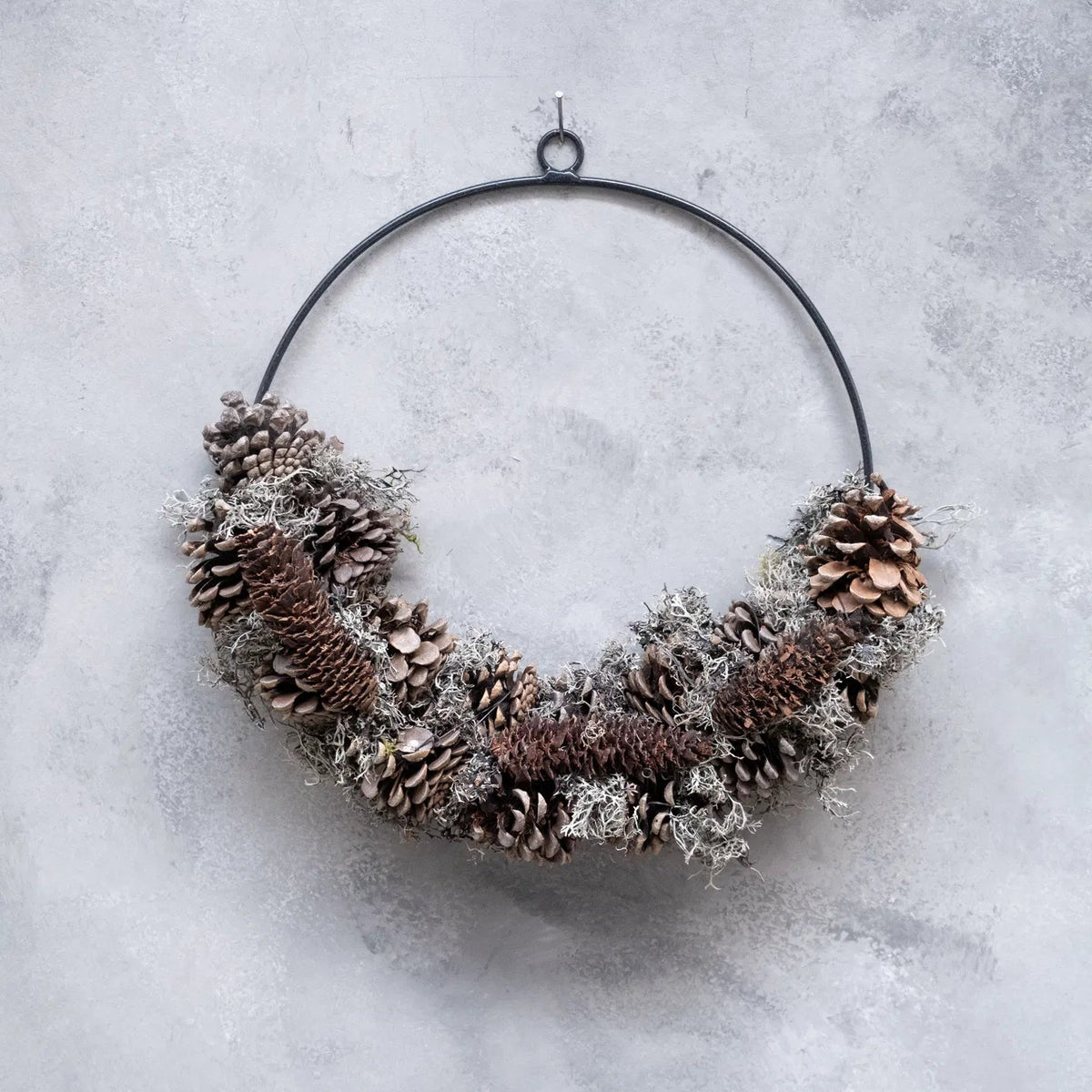 Nordic Grey – Halbgebundener Mooskranz mit Zapfen