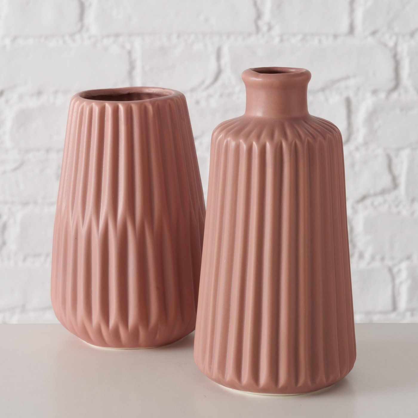 Simple porcelain vase in matt white – timeless design for every ambience
