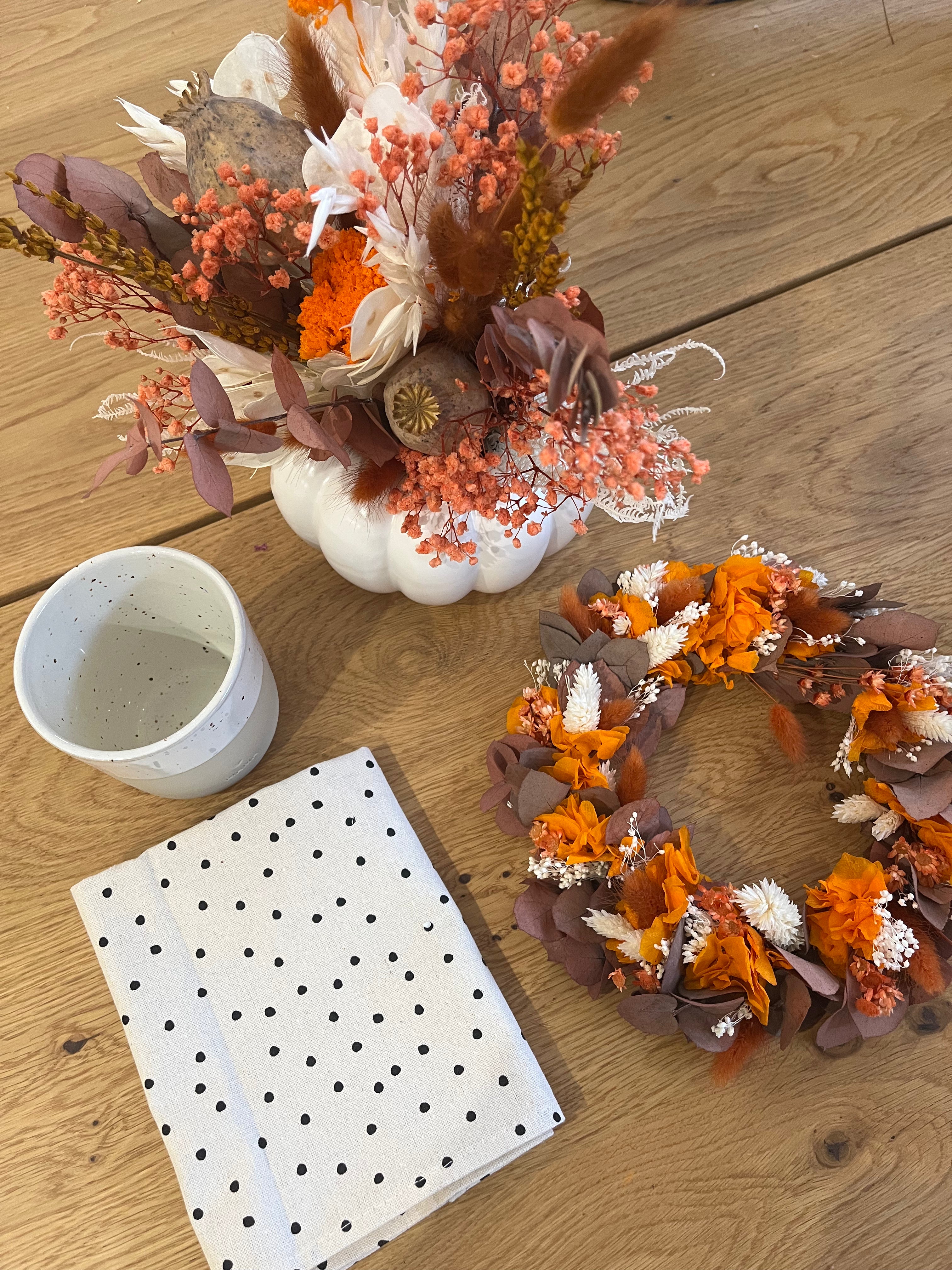 Trockenblumenkranz in herbstlich orange