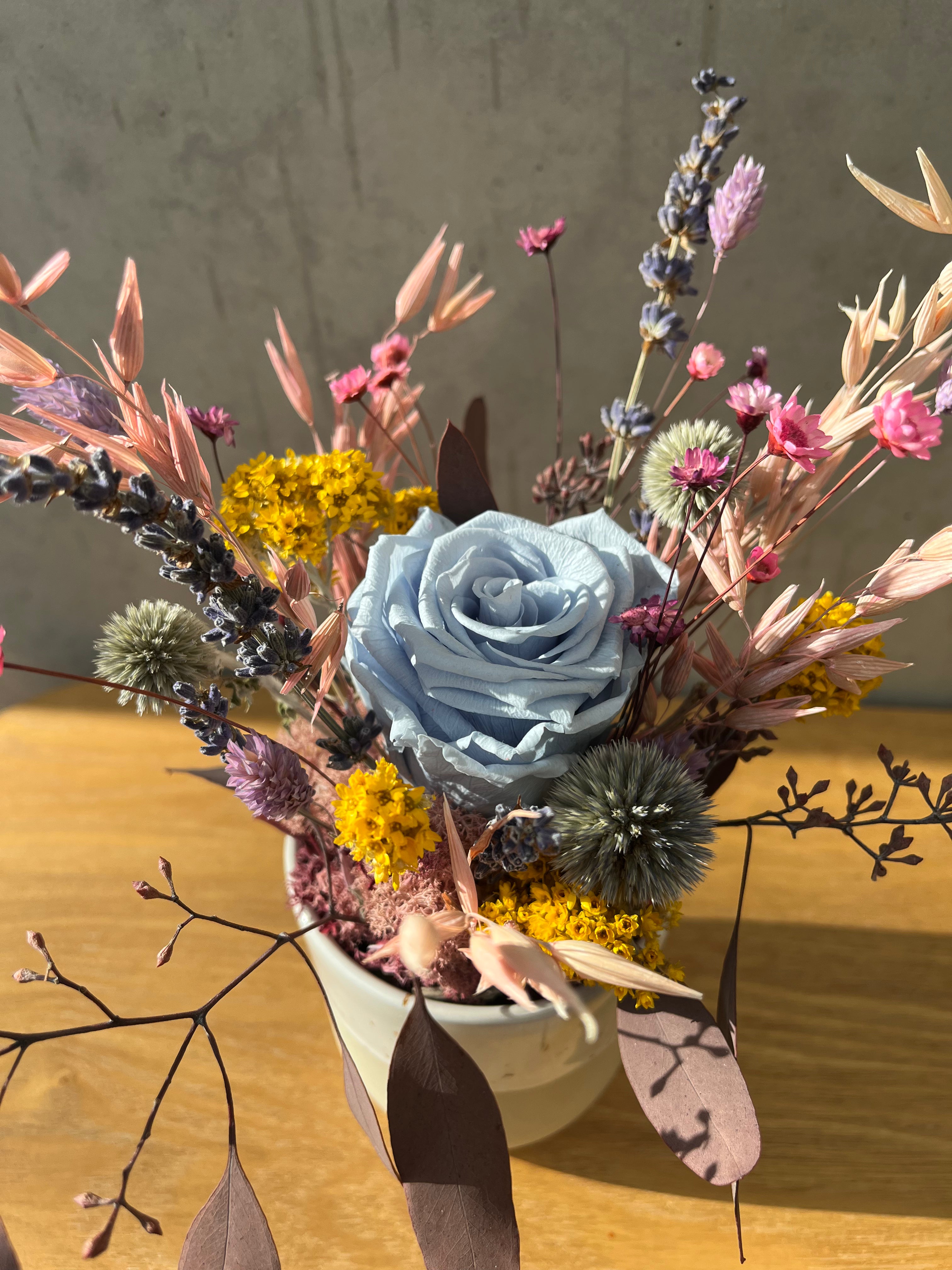 Elegance in blue and white: dried flower arrangement with eucalyptus