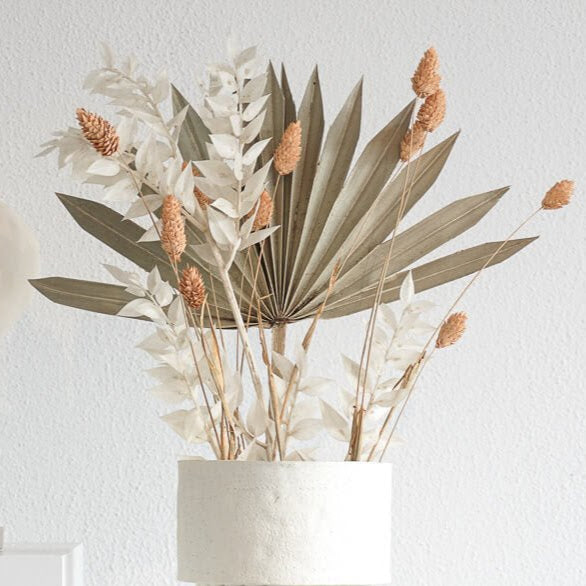 Palmy Spears: Dried flower arrangement with highlight