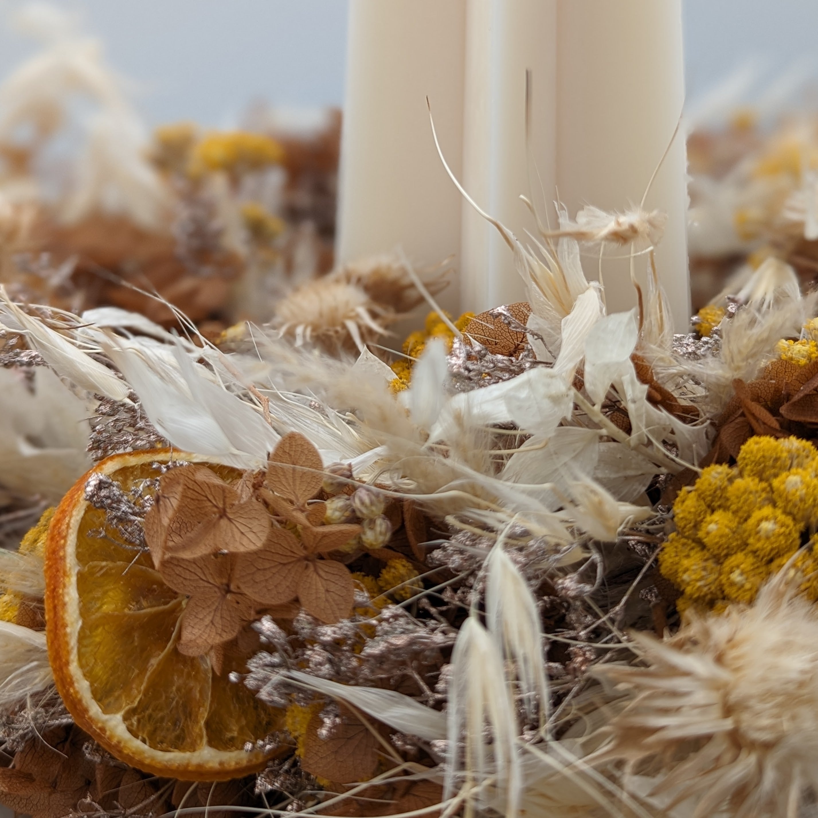 Warme Eleganz: Herbst-Adventskranz mit Hortensien in braun-orange