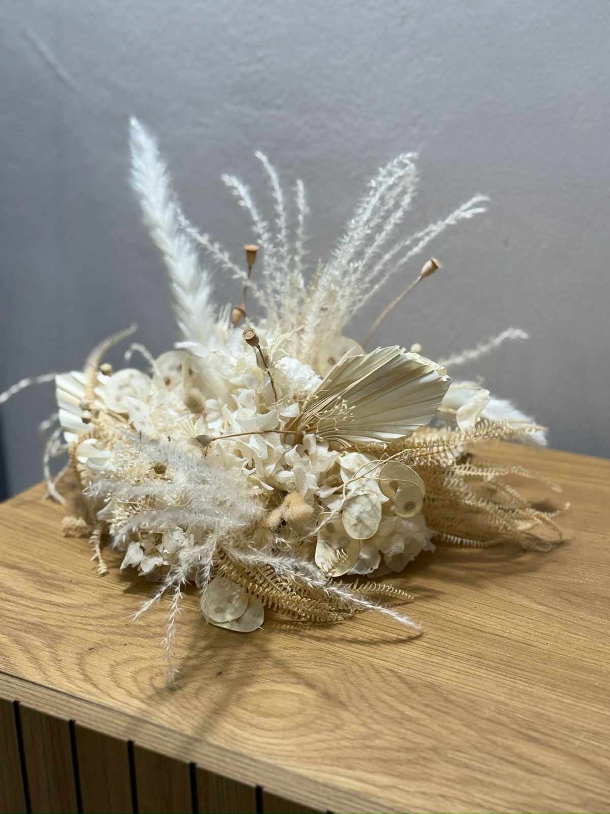 Gesteck mit Pampasgras und Palmblättern cremeweiss - Outlet