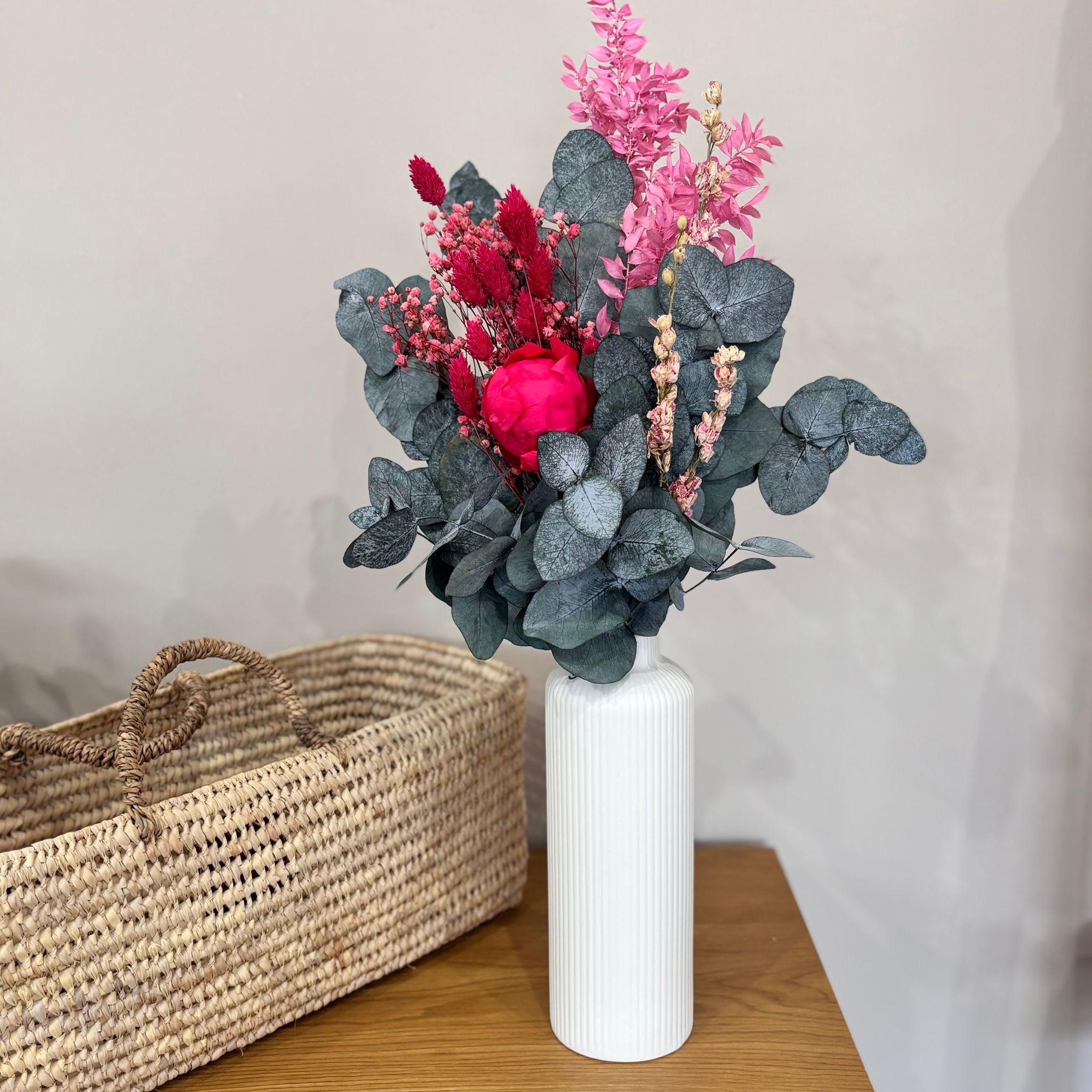 Pinkes Herz: Trockenblumenstrauß mit Pfingstrose, Eukalyptus in grün-pink