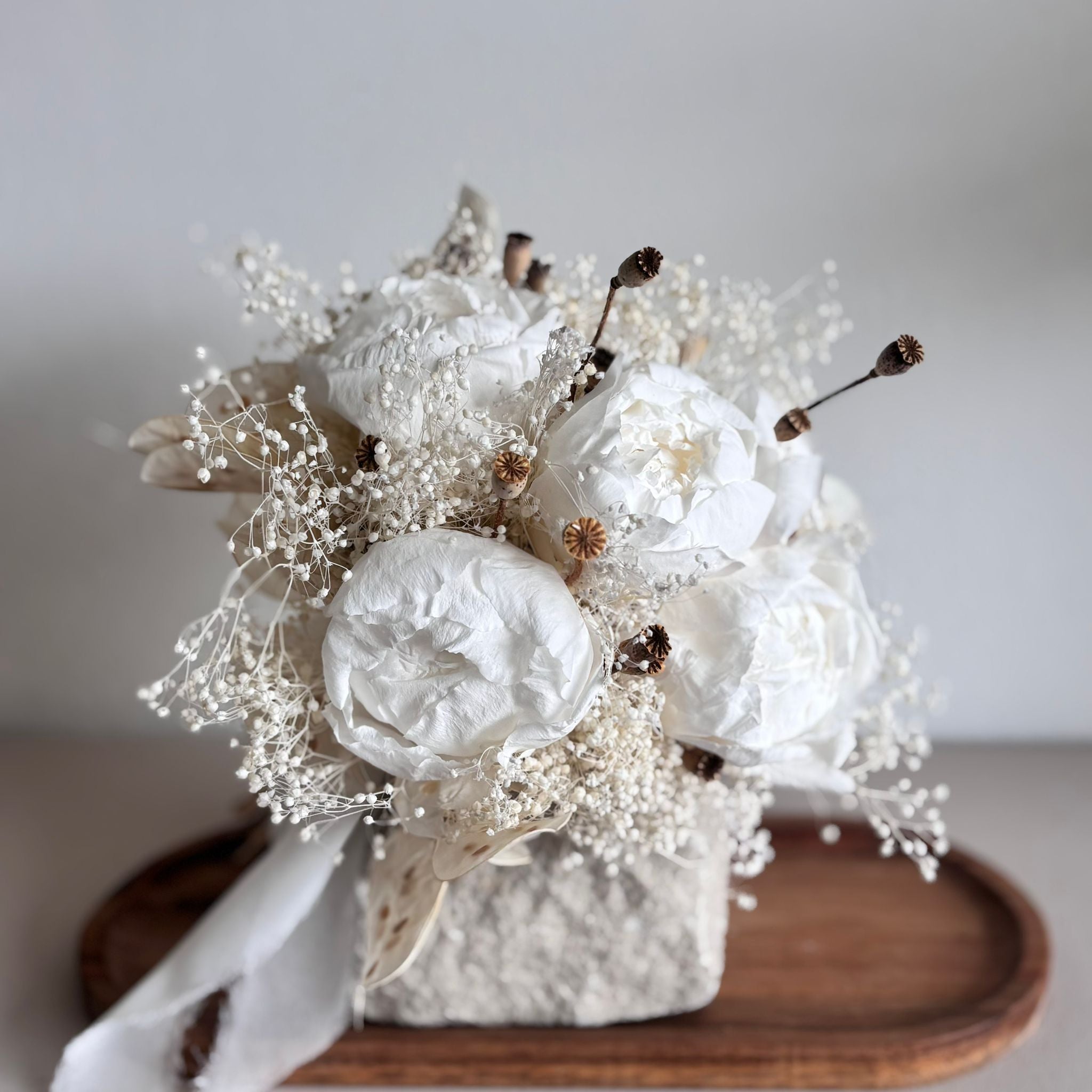 White LOVE: Brautstrauß mit Pfingstrosen in weiß