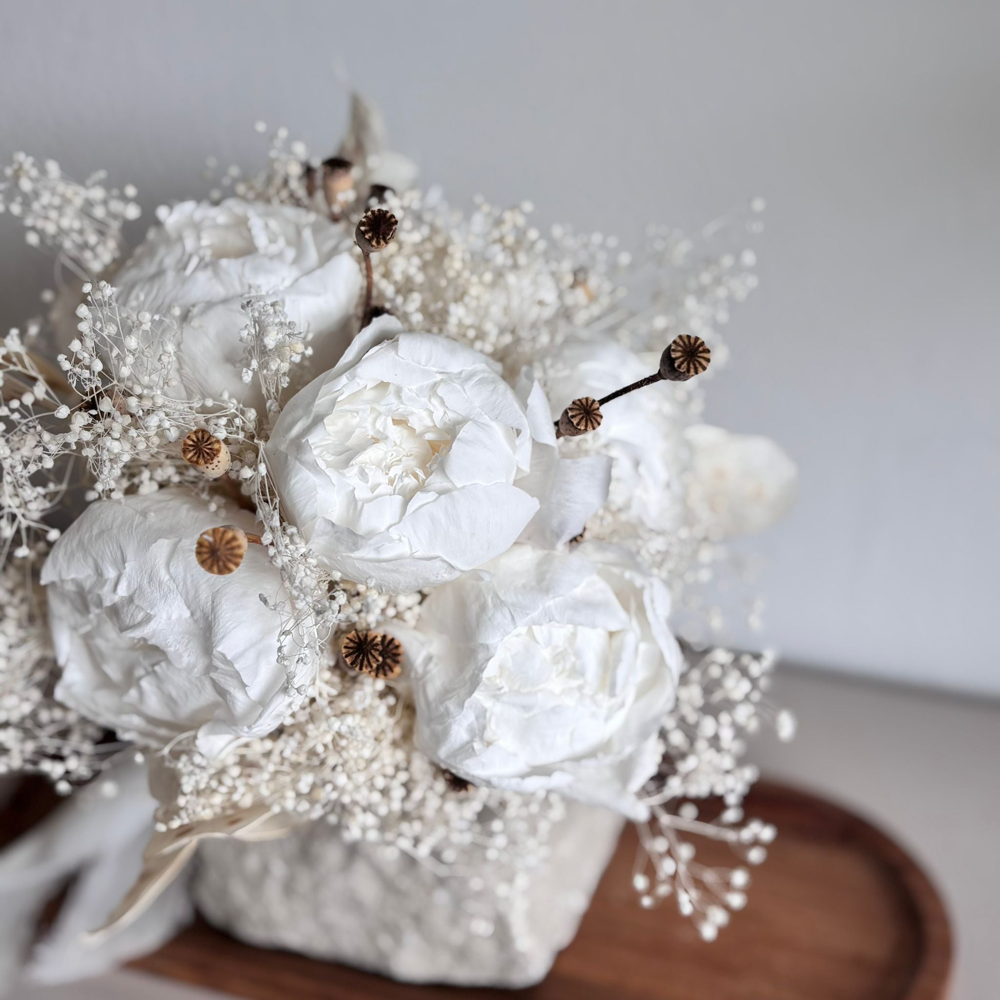 White LOVE: Brautstrauß mit Pfingstrosen in weiß