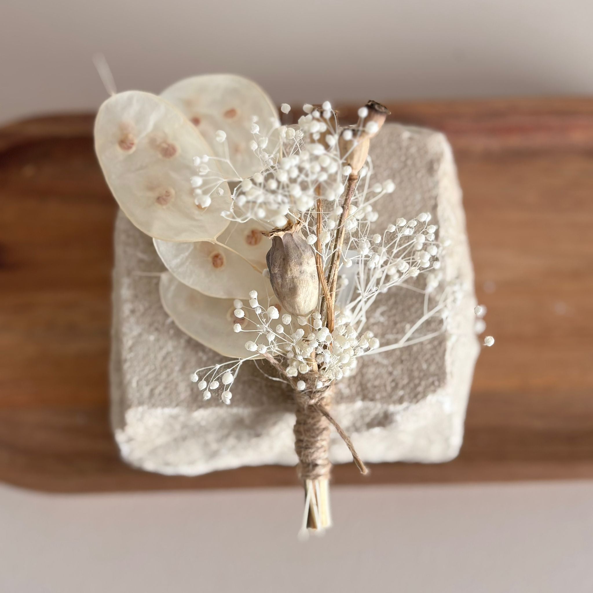 Anstecker "White Love" mit Lunaria und Mohnkapseln