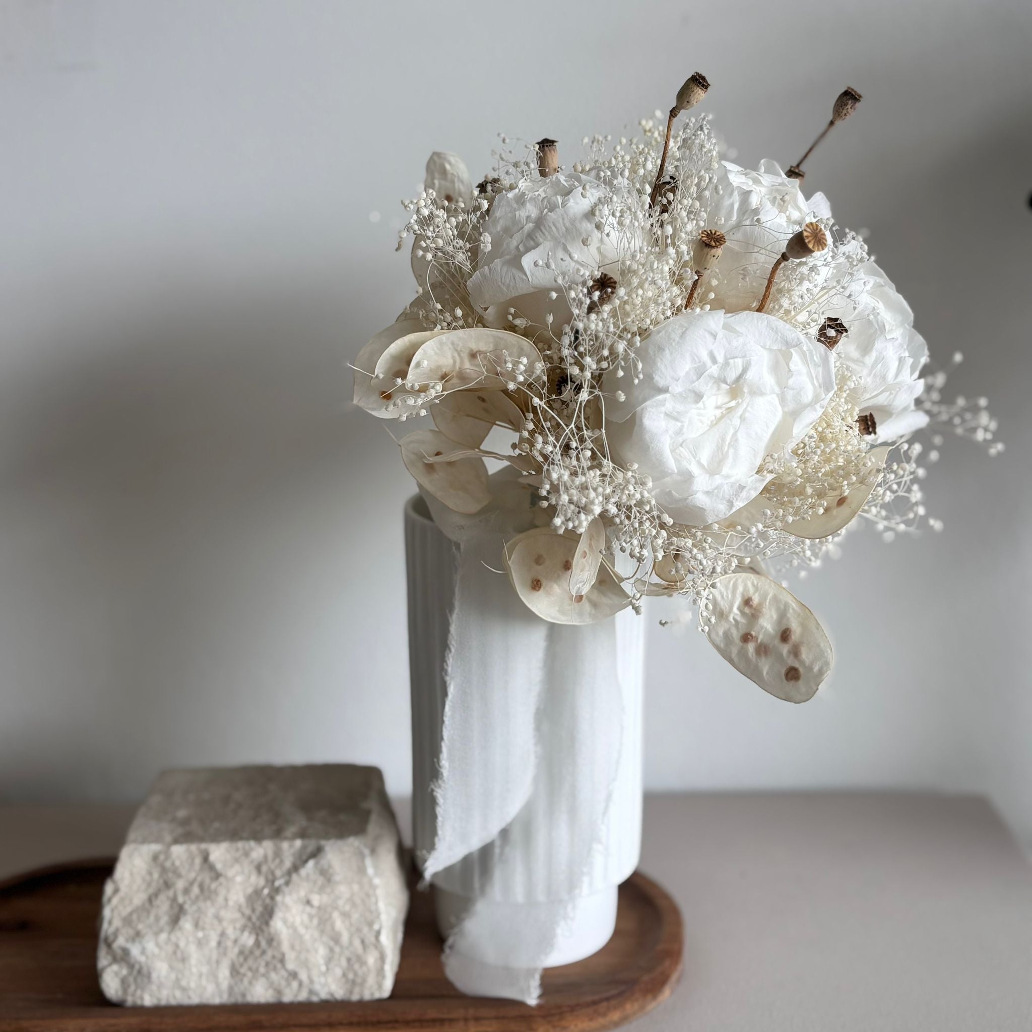 White LOVE: Brautstrauß mit Pfingstrosen in weiß