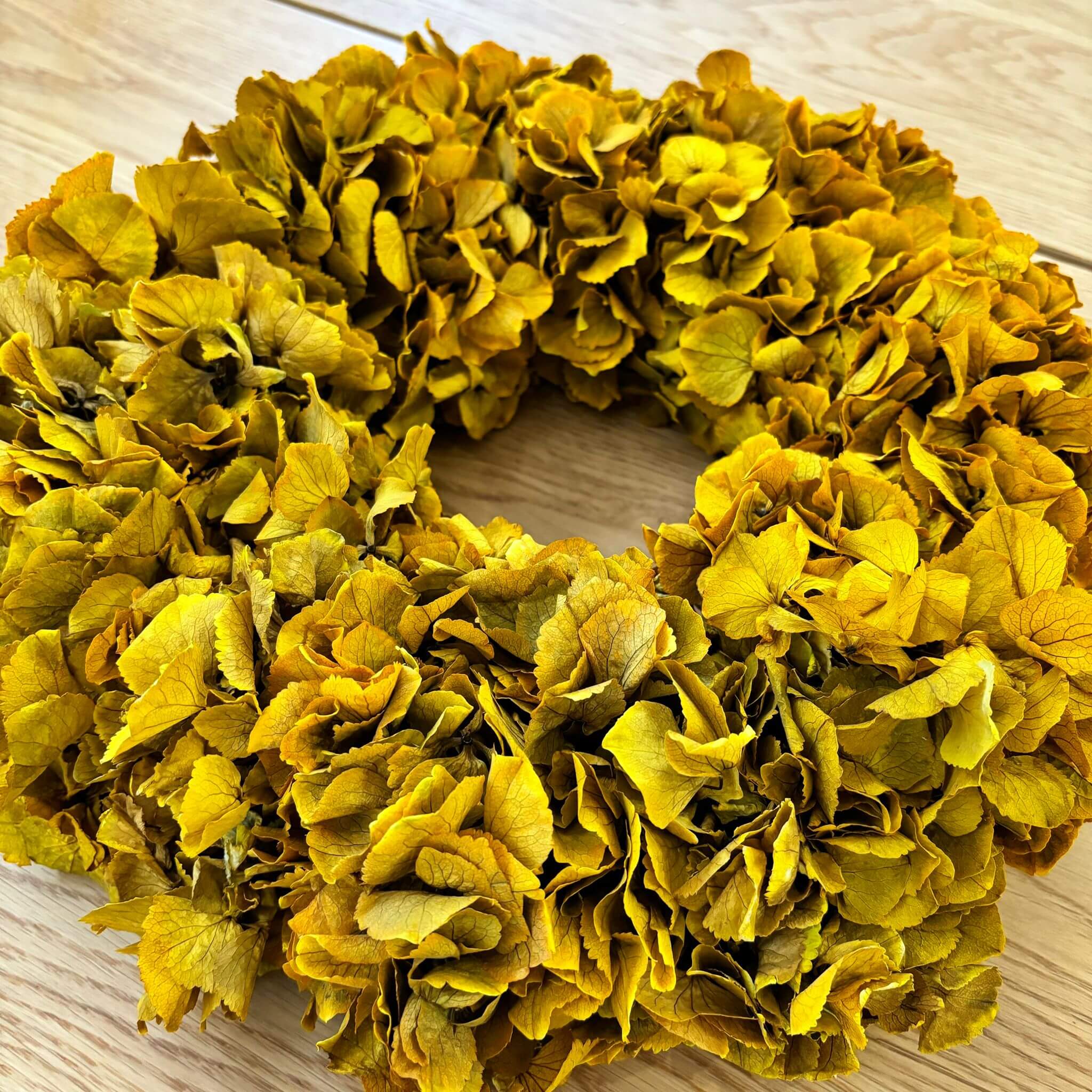 Hydrangea all over: Puristic dried flower wreath for every room