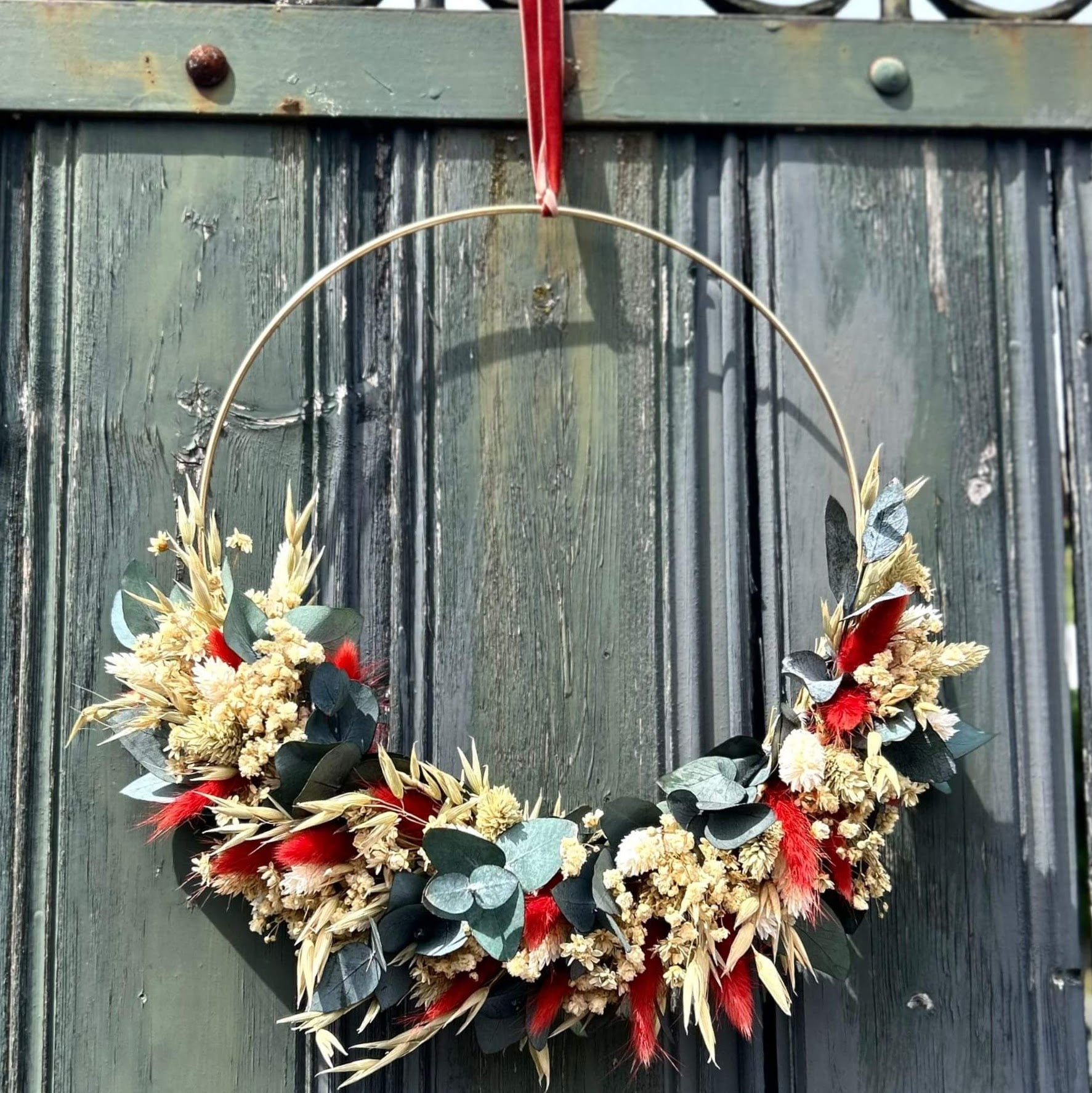 Ember in the Green: half-tied wreath of Eukalyptus Cinerea with red Lagurus