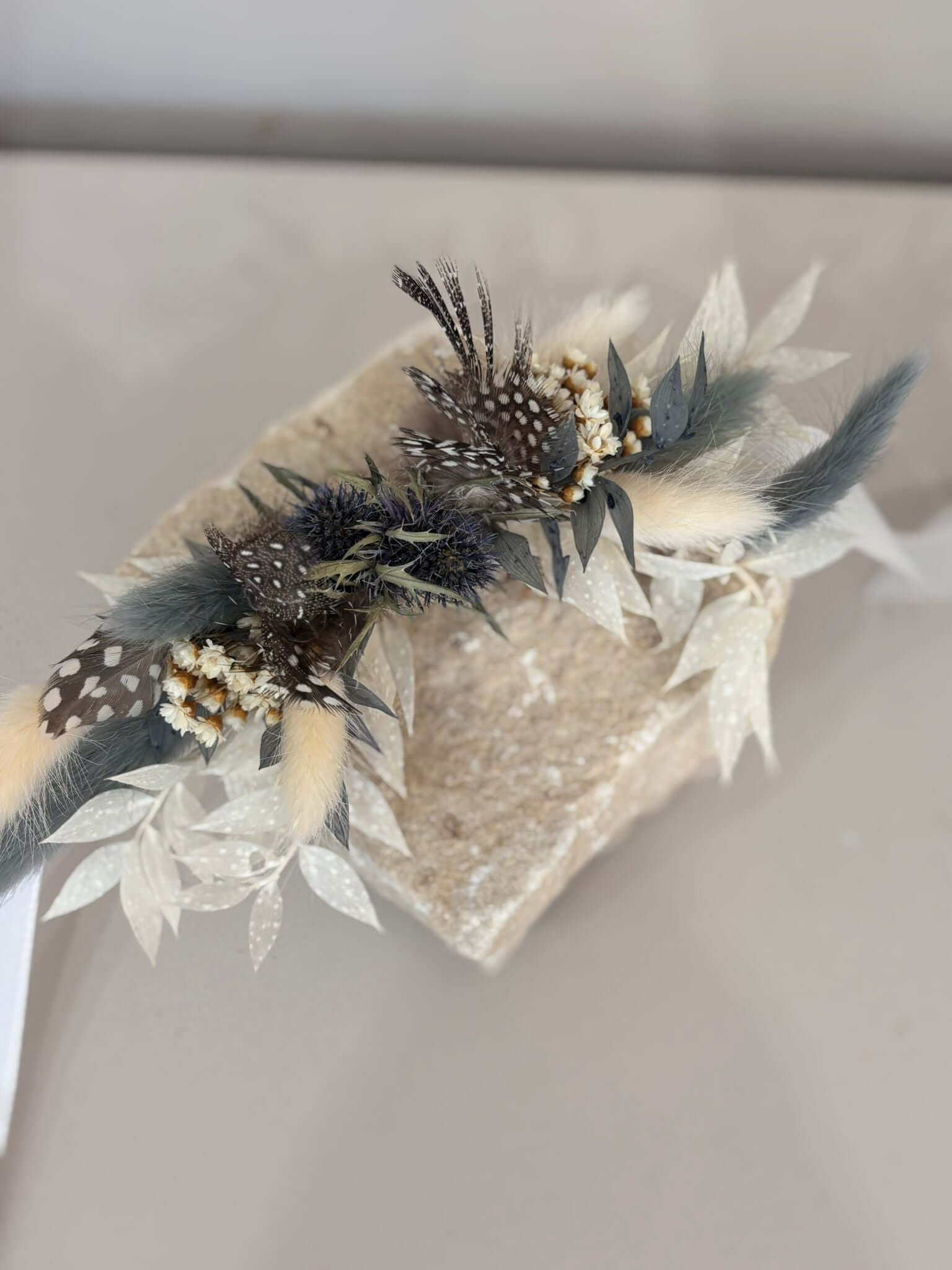 Hutband - Blau Outlet, floral headband made with delicate dried flowers and leaves on a neutral background.