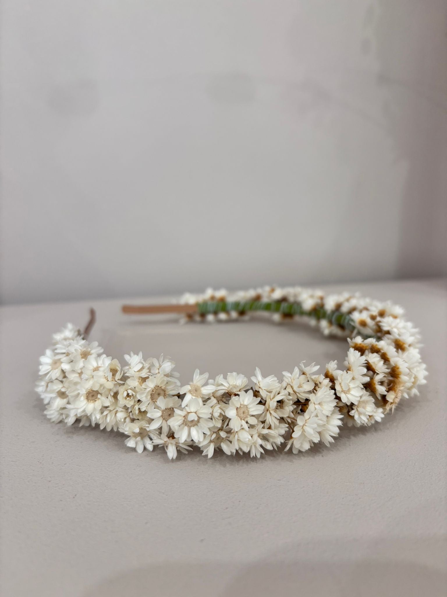 Wunderschöner Haarreif aus Trockenblumen Glixia in weiß - Outlet - Lykke&You GmbH