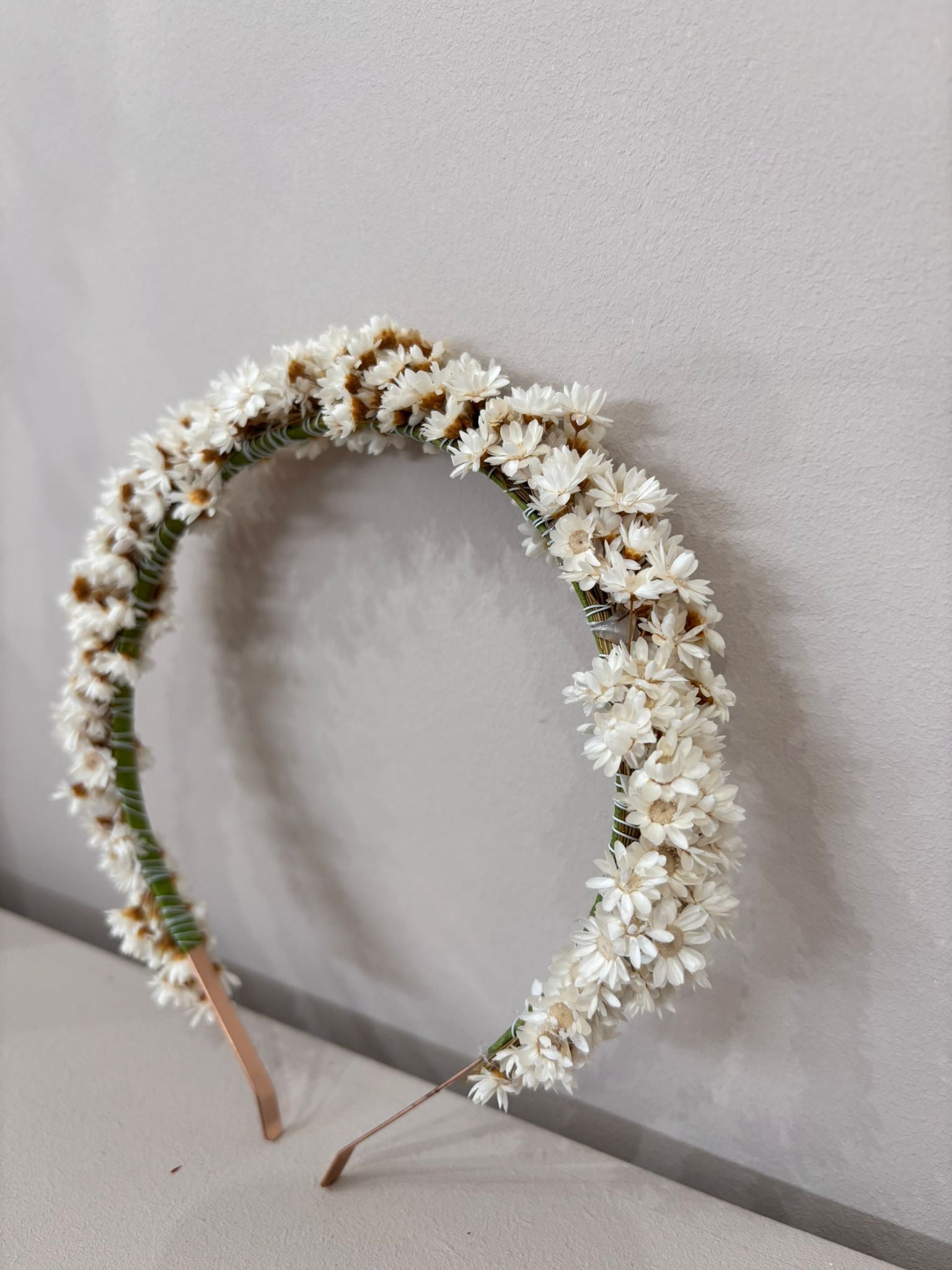 Wunderschöner Haarreif aus Trockenblumen Glixia in weiß - Outlet - Lykke&You GmbH