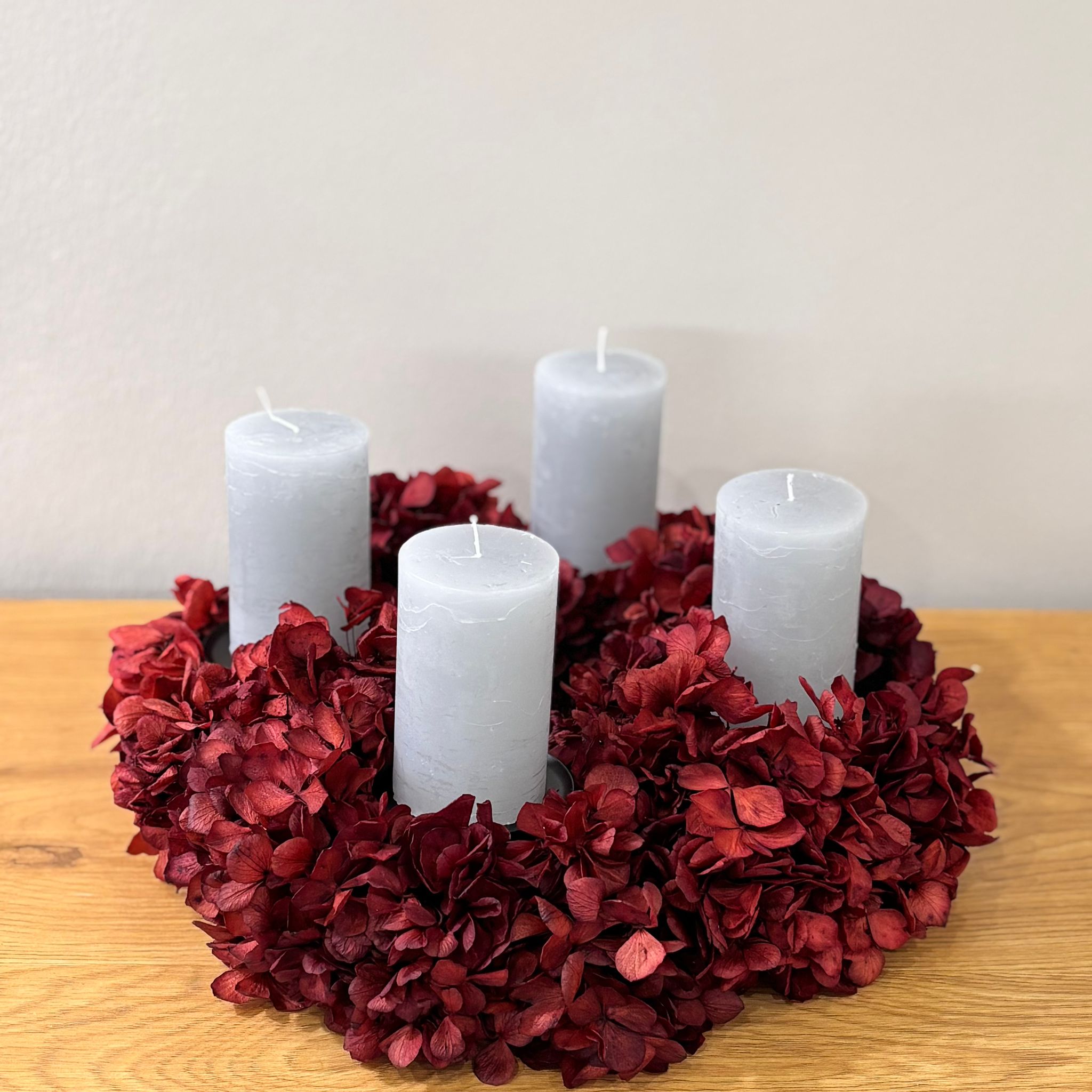 Hydrangea all over: Puristic dried flower wreath red