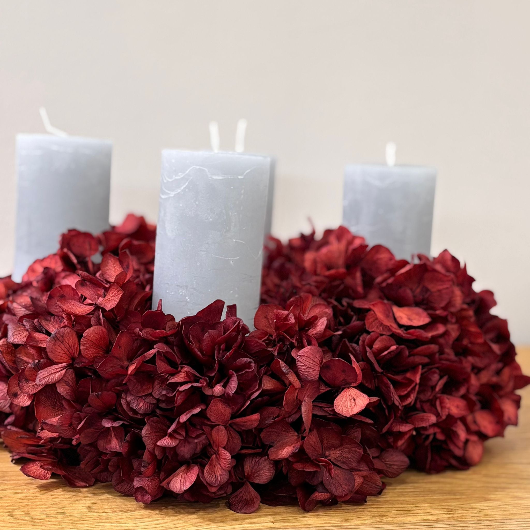 Hydrangea all over: Puristic dried flower wreath red