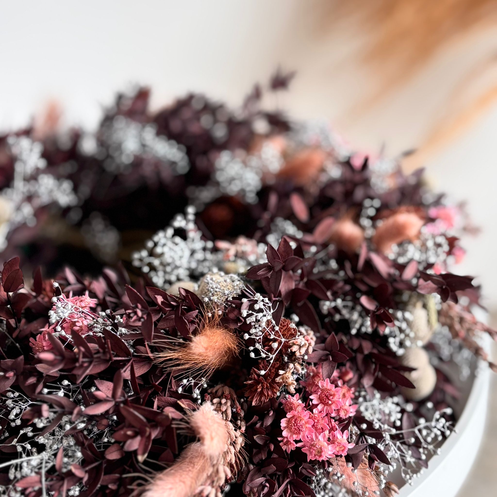 Start Advent in style: Dried flower Advent wreath in Bordeaux pink