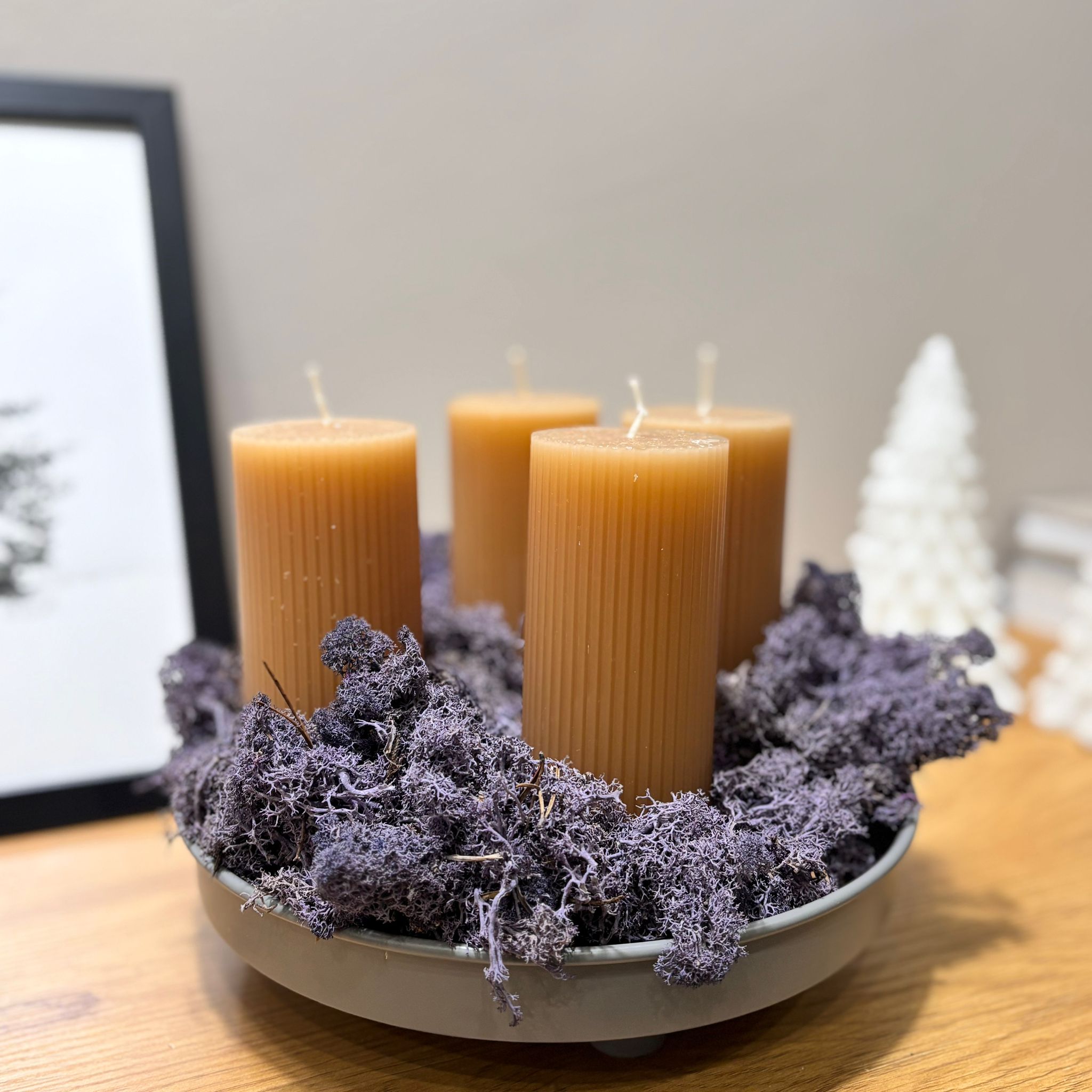 Stumpenkerze mit schmalen Rillen