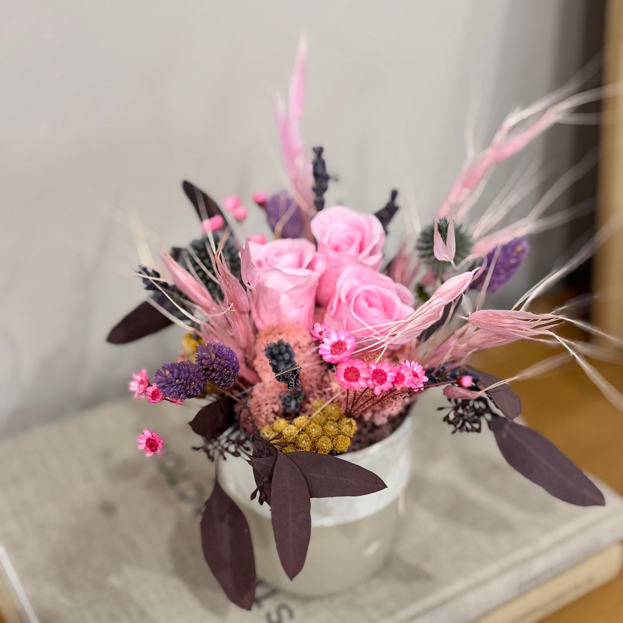 Elegance in blue and white: dried flower arrangement with eucalyptus