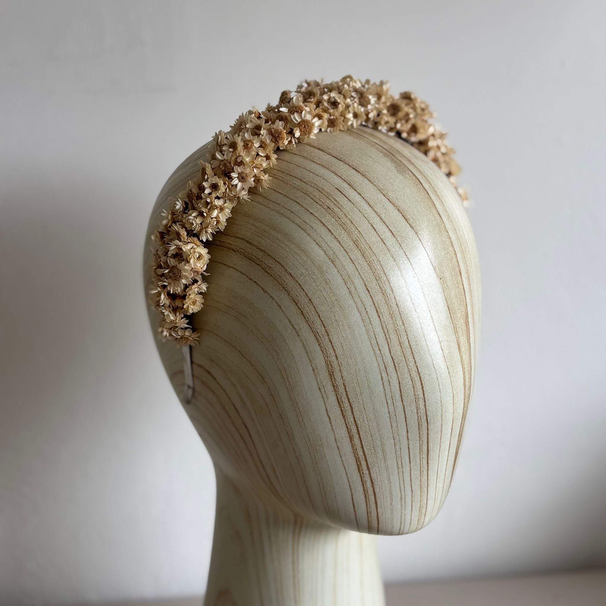 Wunderschöner Haarreif aus Trockenblumen Glixia in weiß - Outlet