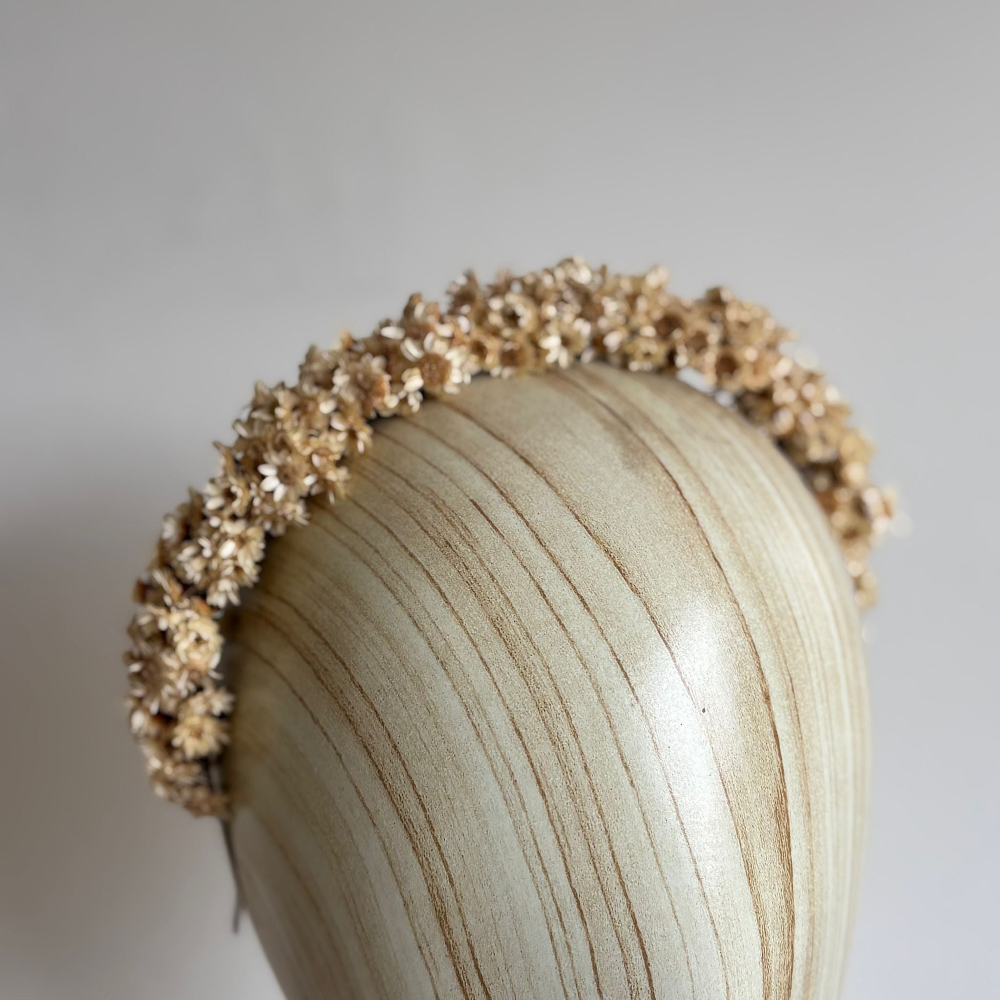 Wunderschöner Haarreif aus Trockenblumen Glixia in weiß - Outlet