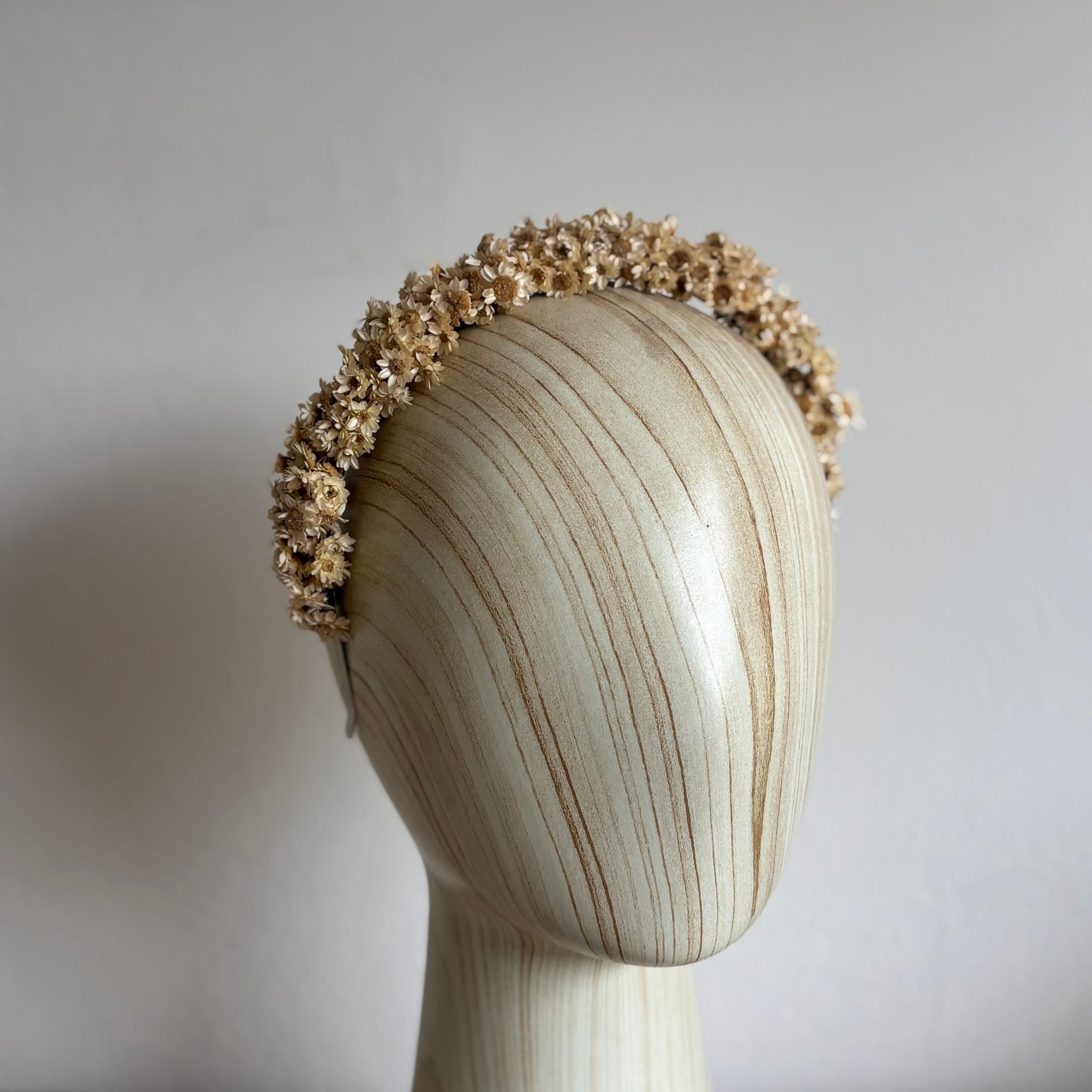 Wunderschöner Haarreif aus Trockenblumen Glixia in weiß - Outlet