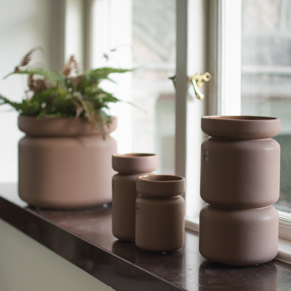 dbkd Neck Vase in Braun, schlanker Hals und runder Korpus