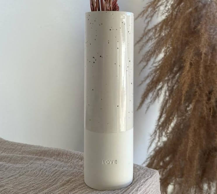 Eulenschnitt Steingut-Vase in "love" weiß - Lykke&You GmbH