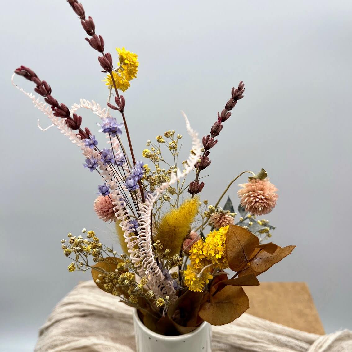 Osterzauber in Orange und Blau: Mini-Trockenblumenstrauß für eine sonnige Frühlingsdeko