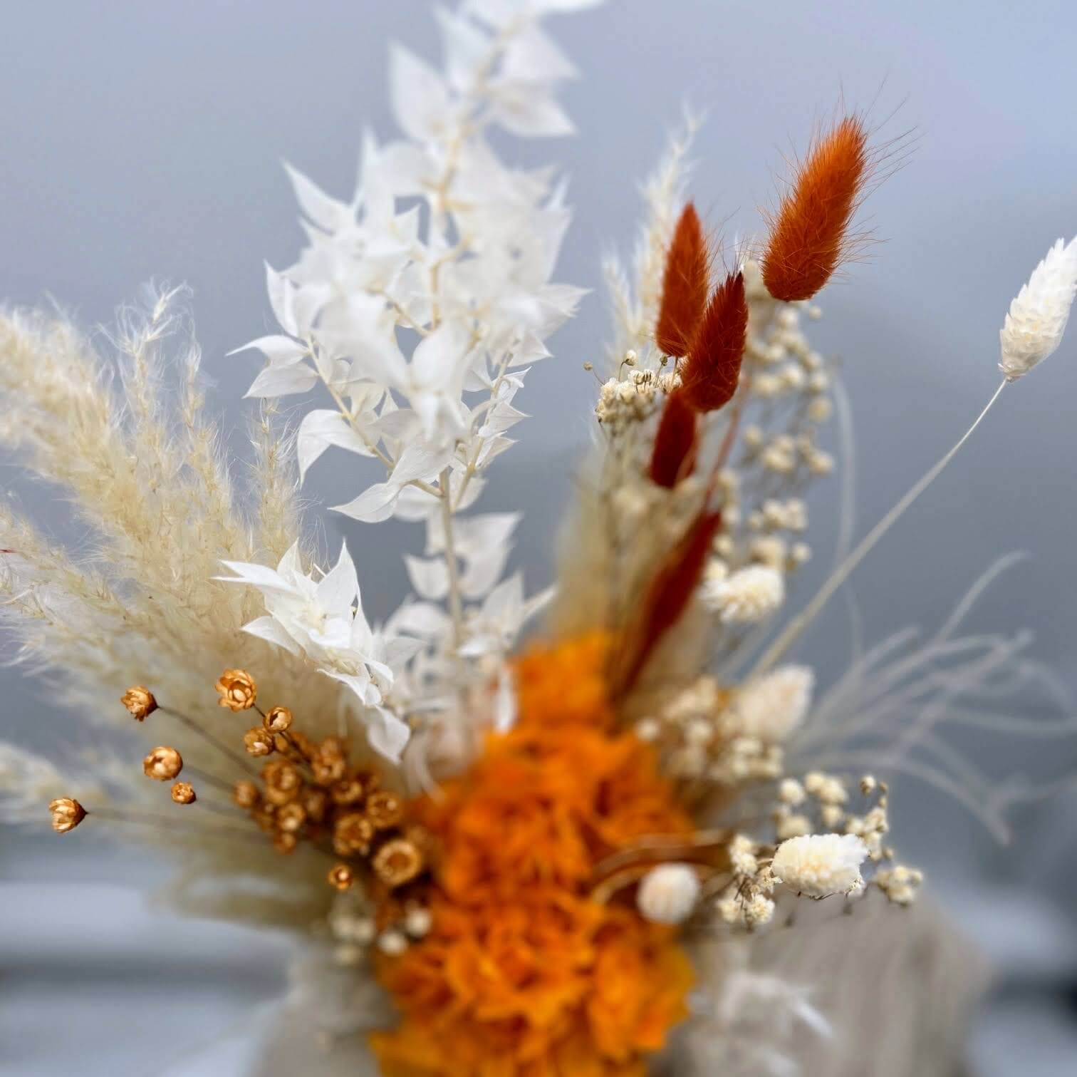 Frühlingserwachen: Bezaubernder Mini-Trockenblumenstrauß mit orangefarbener Hortensie